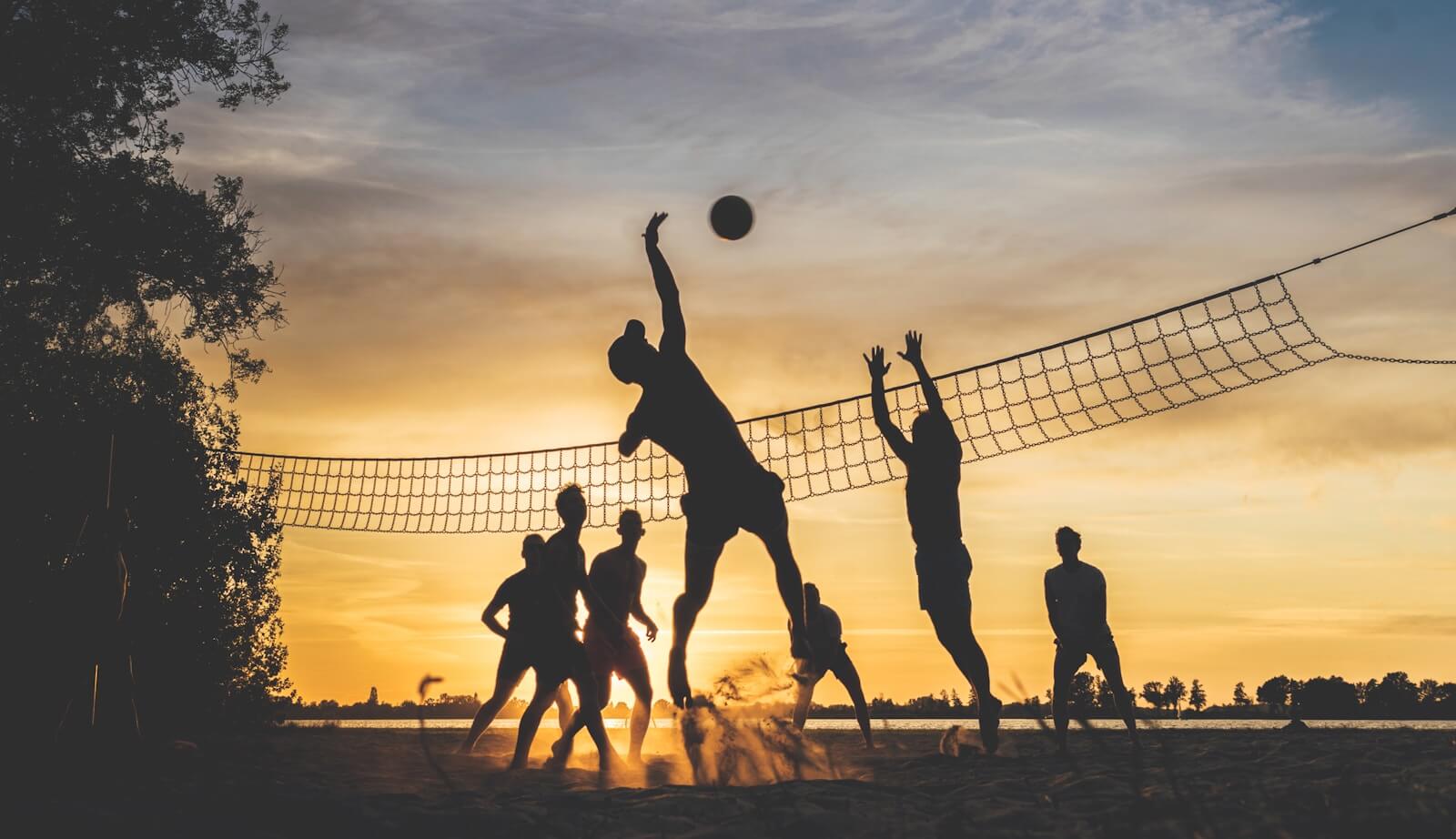 Ferienpass Aarau: Volleyball: Wer geht an Olympia? | Vom 26 Juli bis zum 11 August ist die Olympiade in Paris. Wer wird von den Schweizer Damen im Volleyball antreten? Wir werden es euch verraten. Du wirst etwas über die Spielerinnen hören, die an die Olympiade gehen. Die zwei Schweizer Duos haben gute Leistungen hinter sich. Willst du mehr erfahren? Dann drücke Play! silhouette of people playing basketball during sunset