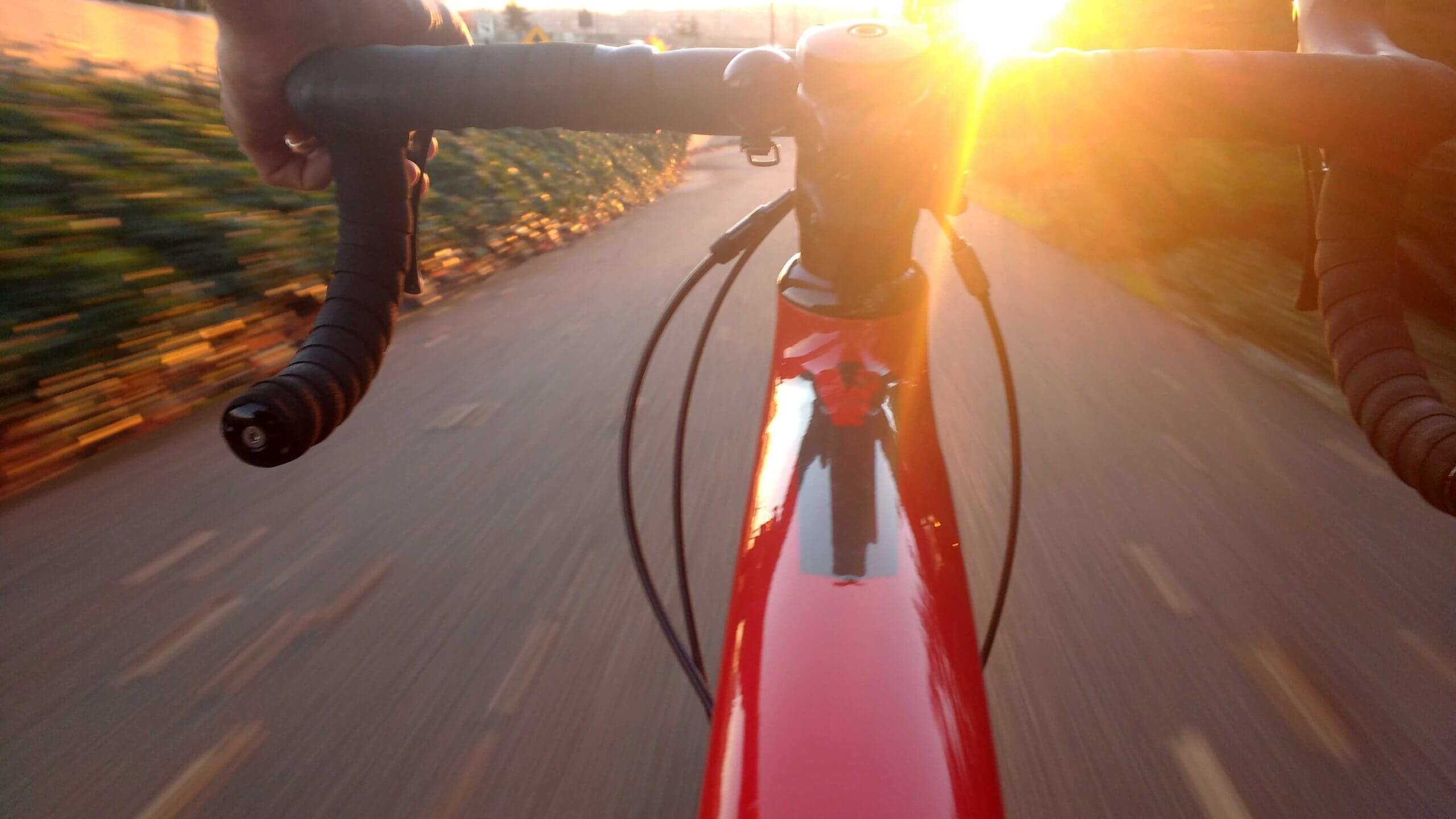 E-Bike statt E-Klasse | Wer mit dem Auto zur Arbeit fährt, muss im Berufsverkehr oft mit Stau und Verspätungen rechnen. Das macht nicht nur schlechte Laune, es verursacht auch Stress und wirkt sich somit negativ auf die Leistung aus. Viele steigen vor allem bei schönem Wetter auf das Fahrrad um. Unternehmen können das sogar unterstützen, indem sie ihren Mitarbeitern ein Dienstfahrrad anstelle eines Dienstwagens zur Verfügung stellen. Wie genau das funktioniert und welche Vorteile das hat, erfahrt ihr am Donnerstag Abend auf unserem Sender. ACA04467 7D5C 4F7E 8FDB C4DE6EC28D4B scaled |