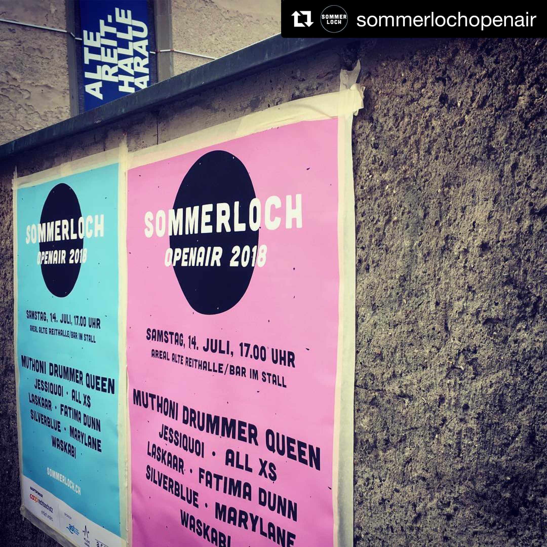 Sommerloch Openair | Während Lenzburg wenige Tage nach dem Maienzug ausgiebig sein Jugendfest feiert, verfällt Aarau in eine Siesta, aus der es gefühlt erst beim «Musig i de Altstadt» Ende August wieder richtig erwacht. Nun soll ein neues Open-Air-Konzert bei der Alten Reithalle namens «Sommerloch» diese Zeit kulturell beleben. 8BC8C613 81E8 42BE B2B0 F6FBE40A8CB2 |
