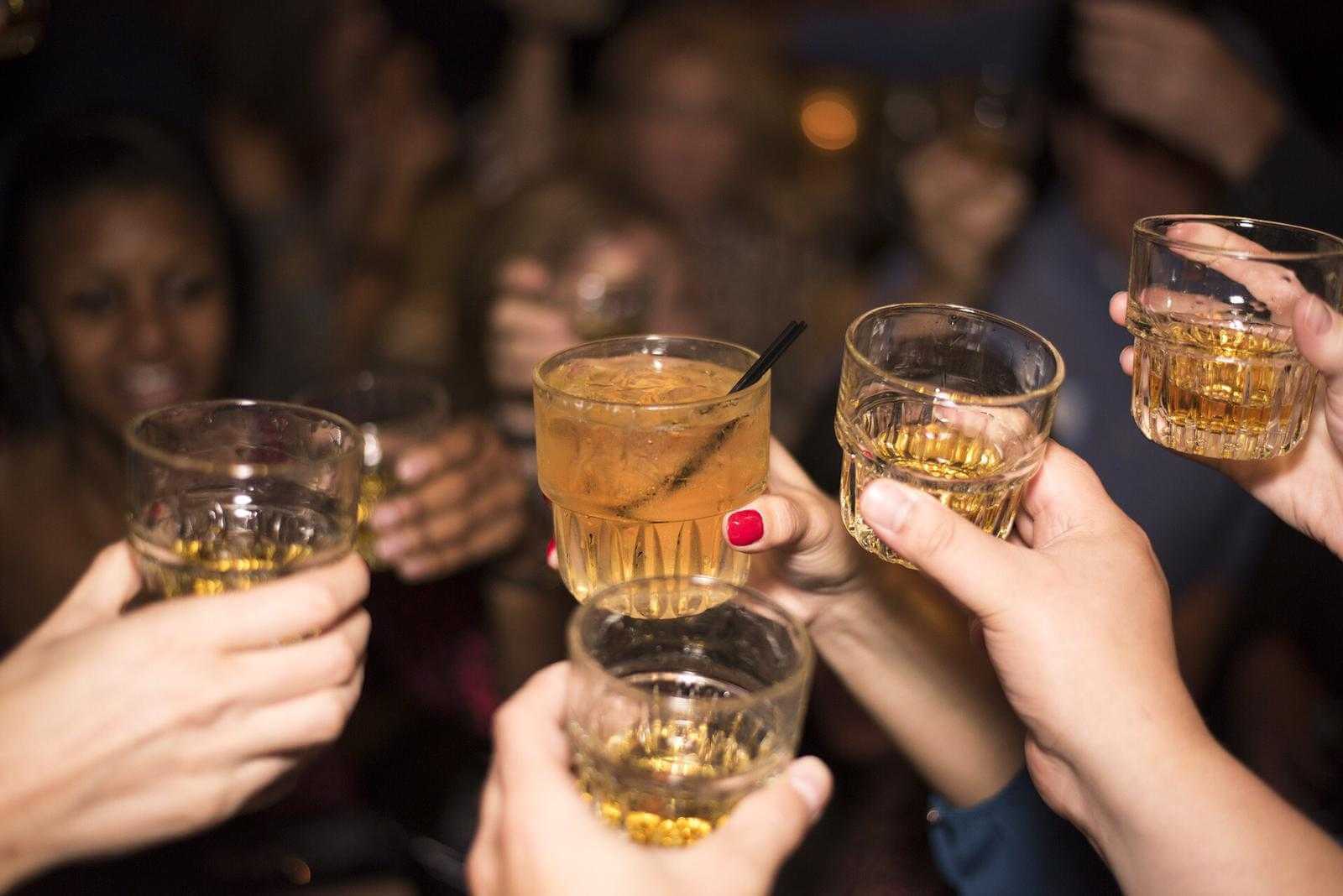 Katerlos durch die Nacht! Ohne Kopfschmerzen durch die 5. Jahreszeit | Ein Schnäpschen hier, ein Bierchen da – Hochprozentiges gehört zu Fasnacht wie Kostüme und der beliebte Party-Schlager. Was allerdings nicht so viel Spaß macht, ist der Kater am Morgen danach. Was du so alles tun kannst, damit du trotz Alkohol-Genuss am nächsten Tag halbwegs fit bist, das erzählen wir dir am Dienstag Abend ab 19.00. Katerlos durch die Nacht! Ohne Kopfschmerzen durch die 5. Jahreszeit