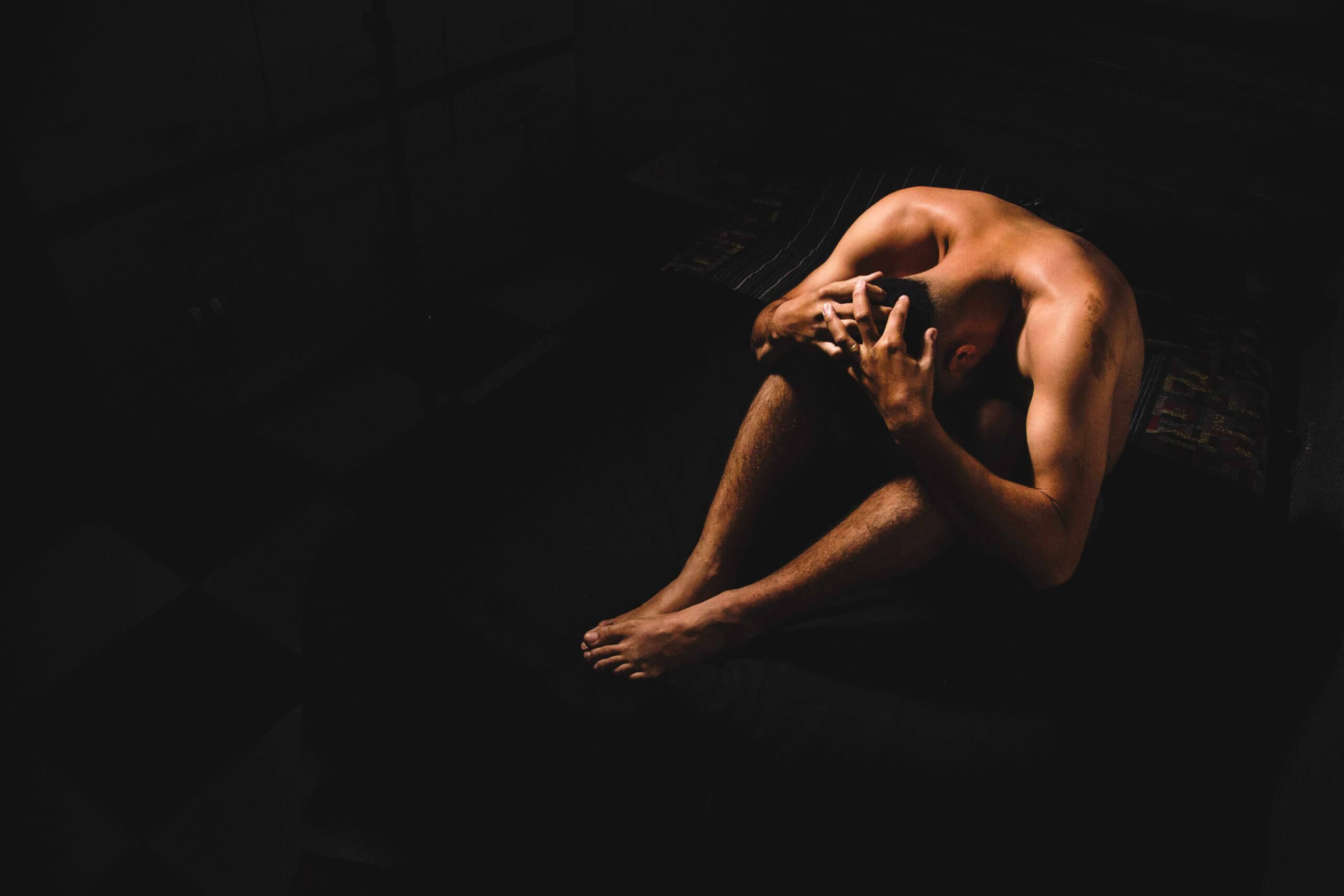 James Arthur: „I’m standing here naked.“ | Es klingt erst mal wie ein Albtraum, diese Textzeile von James Arthur: „I’m standing here naked.“ – „Ich stehe hier nackt“! Es ist ungefähr so wie in dem Traum, in dem man wieder 12 ist, ein Referat vor der Klasse halten soll und bemerkt, dass man nix an hat. Ganz so schlimm ist es in dem Song aber gar nicht, denn es geht nicht um körperliche Nacktheit. James Arthur meint das Ganze eher im übertragenen Sinn: Er entblößt seine Gefühle. In „Naked“, ist er verliebt, aber es ist nur eine unverbindliche Affäre. Das möchte James ändern: „Hey, you there. Can we take it to the next level, baby, do you dare?“ . 4B2B373F 5ED8 4D4D B260 792F6448C391 scaled |