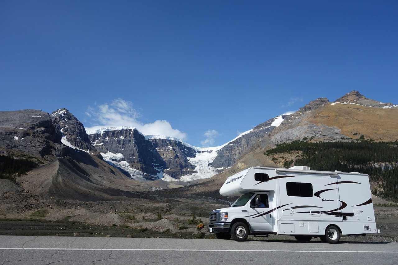 Heute hier, morgen dort | Heute hier, morgen dort Warum Caravaning immer beliebter wird Unabhängigkeit, Naturnähe und jede Menge Erlebnisse – das wird für viele bei der Reiseplanung immer wichtiger. Camping und Caravaning liegt daher voll im Trend: Die Neuzulassungen für Reisemobile und Caravans steigen hierzulande jedes Jahr auf neue Rekorde. Jetzt wo die ersten Ferien und Feiertage anstehen, beginnt die neue Camping-Saison. Wie sich gerade „Neu-Camper“ optimal auf ihren mobilen Urlaub vorbereiten können, erfahrt ihr hier. Caravan Camping |