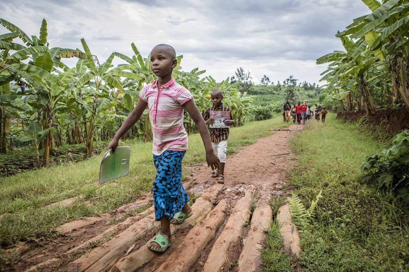 Ruanda: 25 Jahre nach dem Völkermord | Im ostafrikanischen Ruanda gipfelte am 7. April 1994 der schon lange schwelende Konflikt zwischen den Volksgruppen der Hutus und Tutsis – ausgelöst durch den Abschuss des Präsidentenflugzeugs am Tag davor. Das führte zu einem der brutalsten Völkermorde überhaupt und stürzte das Land ins absolute Chaos. 25 Jahre sind seit damals vergangen und die ehemals verfeindeten Lager leben nun offenbar friedlich zusammen. Aber ist das wirklich so? das erfahrt ihr in der „Firabe Show“ auf Radio Summernight am Montag Abend ab 18.00… DA0F61F8 FD4E 43D3 8C0F 70F0AB9FAD24 |