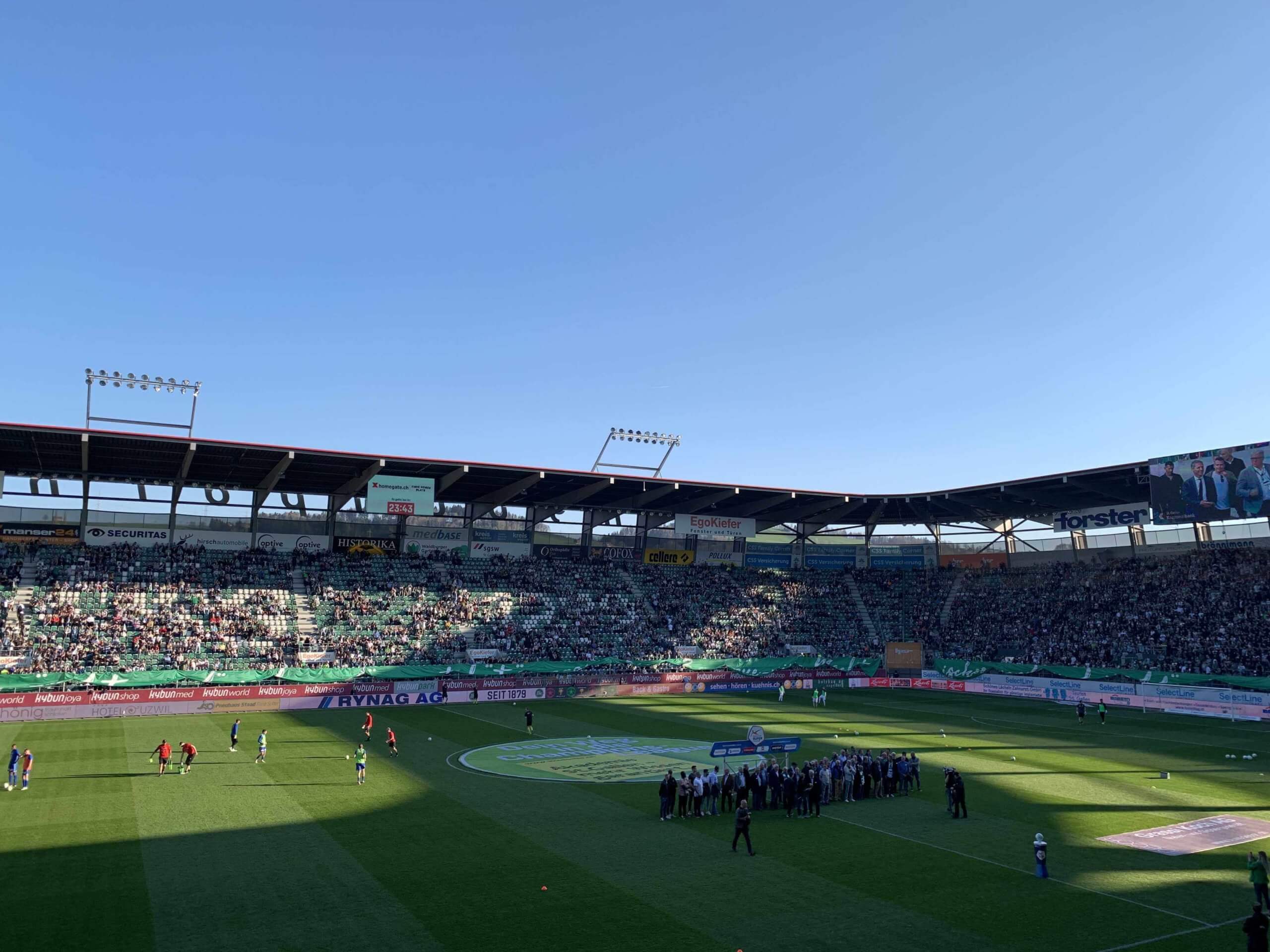 Fans investieren 20`000 CHF in Choreo | 140 Jahre FC St. Gallen, St. Gallen ist somit ältester Fussball-Club der Schweiz und heute feiern sie ihren Geburtstag. Die treuen Fans haben sich an diesem speziellen Tag so einiges überlegt. Rund 20`000 CHF wurden in die Choreo des heutigen Spiels investiert, rund ein halbes Jahr arbeiteten die tüchtigen Fans daran. Wir lassen uns gerne überraschen und halten dich auf dem laufenden. F6C7B5BF 204B 459F AF56 93DA31BEE783 e1555783960838 scaled |