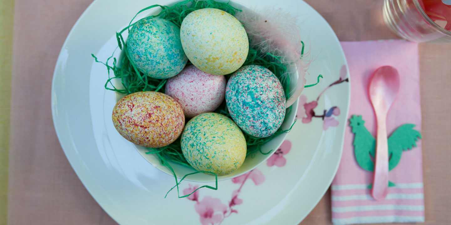 Das bunte Ei | Rote, gelbe, grüne, blaue, bunt gesprenkelte – Ostereier sind nicht nur was für den Gaumen, sondern auch fürs Auge. Dabei gibt es unzählige Methoden sie zu färben oder zu verzieren. Und nichts bringt einen mehr in Osterstimmung. Wie wir die Eier kreativ gestalten können und woher dieser Brauch überhaupt kommt, das erfahrt ihr in der „Firabe Show“ auf Radio Summernight am Montag Abend ab 18.00… Ostereier |