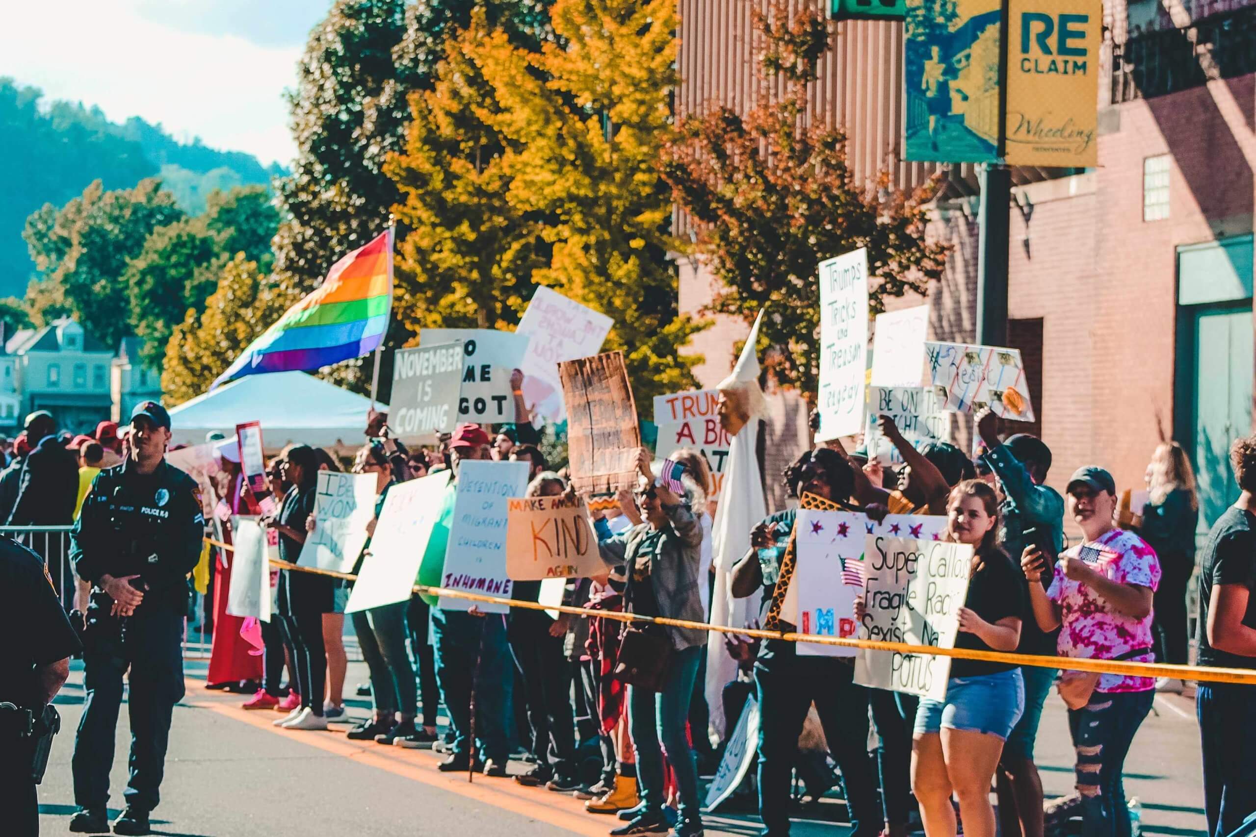 Mehr zum Leben | Die diesjährigen 1.-Mai- Feiern in der ganzen Schweiz stehen unter dem Motto «Mehr zum Leben» und alle sind aufgerufen, an den verschiedenen Demonstrationszügen und Kundgebungen teilzunehmen. Auch in Aarau findet eine Demonstration mit anschliessender Kundgebung und Feier statt. E45BAE11 0560 4968 9EEA BE675B618FFC scaled |