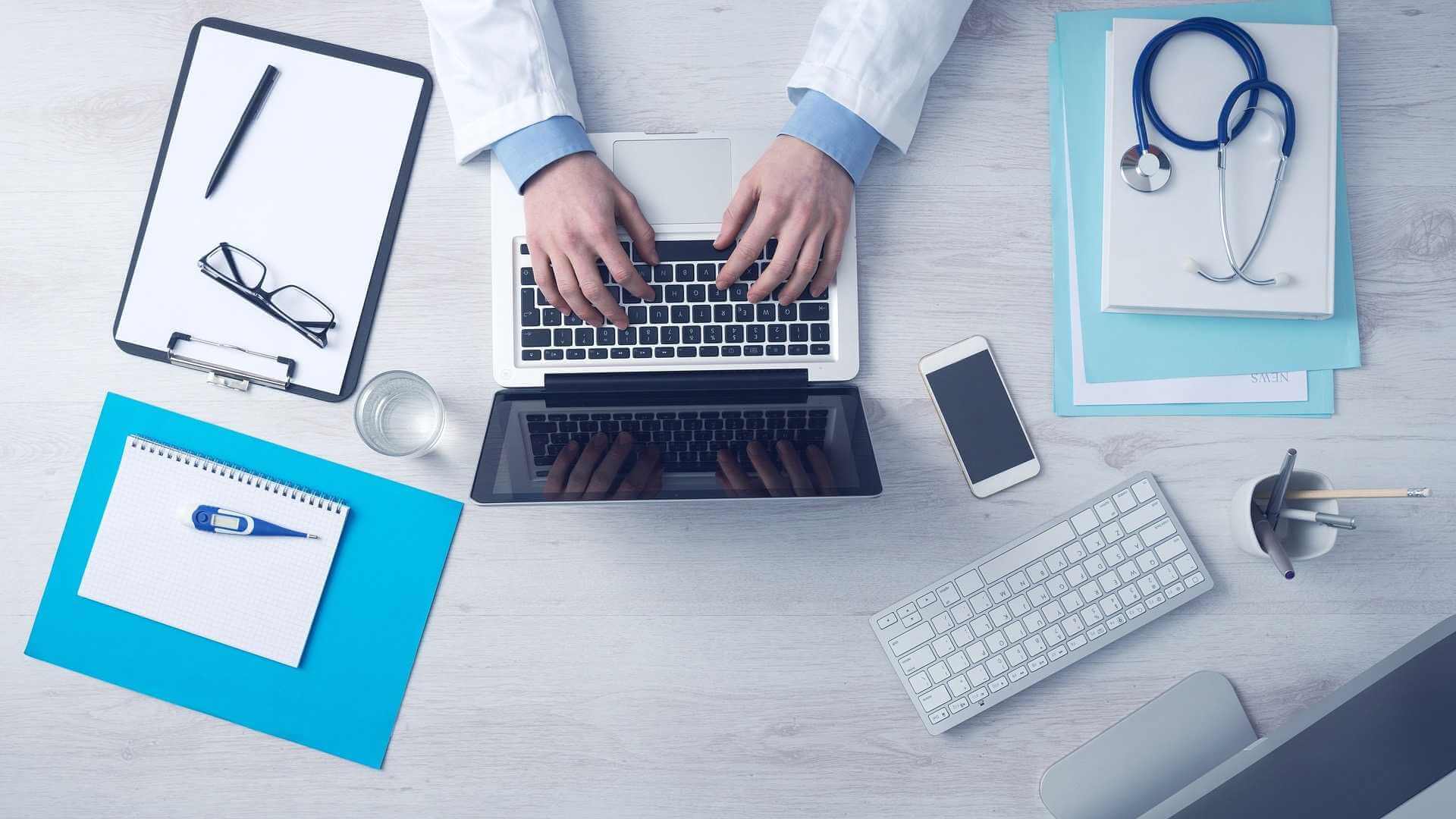 Die Gesundheit der Zukunft | Smartphone in der Hosentasche, Navi im Auto und Smarthome-Systeme in der Wohnung: Die Digitalisierung macht vieles in unserem Leben einfacher. Auch in der Medizin schreitet die Entwicklung neuer intelligenter Technologien weiter voran. Das Bundesgesundheitsministerium hat 2018 sogar eine neue Abteilung gegründet und das ist offenbar auch nötig: Laut einer aktuellen Umfrage sehen 83 Prozent der Patienten bei der Digitalisierung des deutschen Gesundheitswesens noch Nachholbedarf. Ein Unternehmen, das diesen Bedarf erkannt hat, ist das Gesundheitsunternehmen Sanofi. Was sich in den nächsten Jahren alles ändern soll und was das für uns Patienten heißt, das erfahrt ihr in der „Firabe Show“ auf Radio Summernight am Donnerstag Abend ab 18.00… FB3C5B94 694E 483F 8EE5 66BC1ACDF38F |