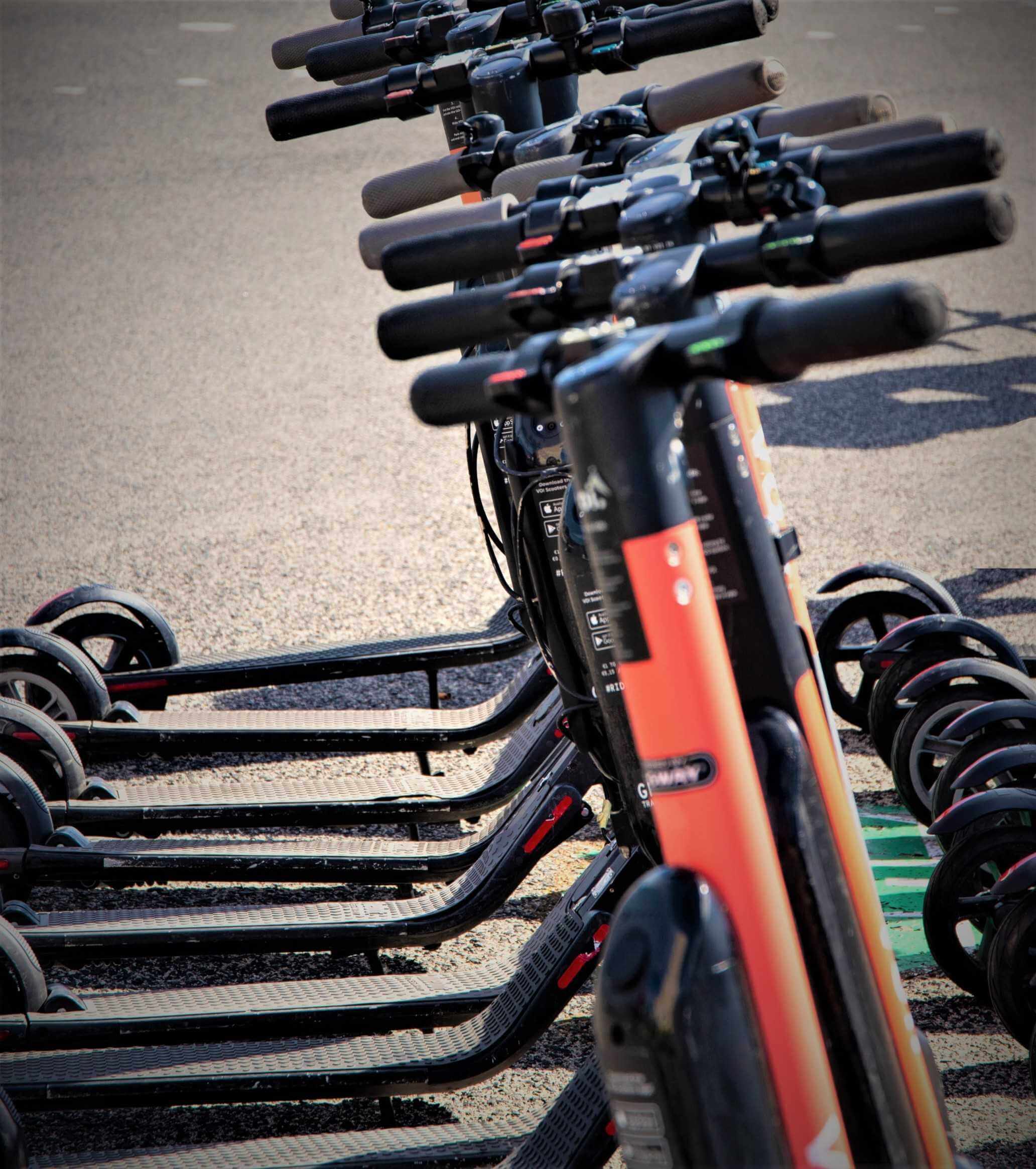 Platz da! Hier komm ich! | Seit Mitte Juni gehören E-Scooter zum Stadtbild mancher Schweizer Stadt und jeder ab 14 darf damit über Straßen und Radwege flitzen. Was mal mehr und mal weniger gut geht: Immer wieder gibt es Meldungen zu entsprechenden Unfällen. Wir haben uns für euch umgehört, was an den kleinen Flitzern so toll ist. Den Beitrag zu den E-Scooter am Mittwoch um 19.00 auf Radio Summernight. 0945F1C2 FD6E 4502 A6B7 5EB4F9B2A770 |