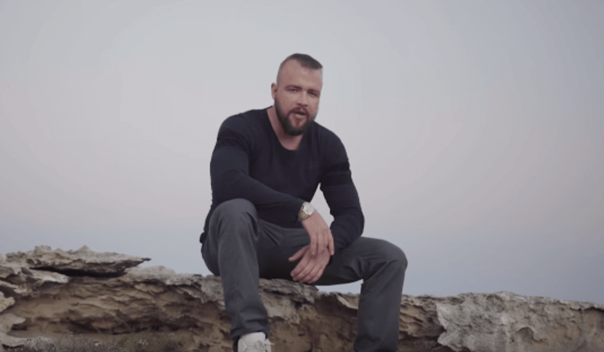 Kollegah löscht Social Media-Inhalte | Stromberg (jvö) - Es läuft nicht gut im Hause Kollegah. Zu viele Baustellen prägen den Alltag des Gangsterrappers. Unter anderem muss er sich schon seit einiger Zeit dem Vorwurf stellen, sein Alpha-Mentoring-Programm trage sektenähnliche Züge. 8B9F3C29 B52B 4A75 A91F A63EED319057 |