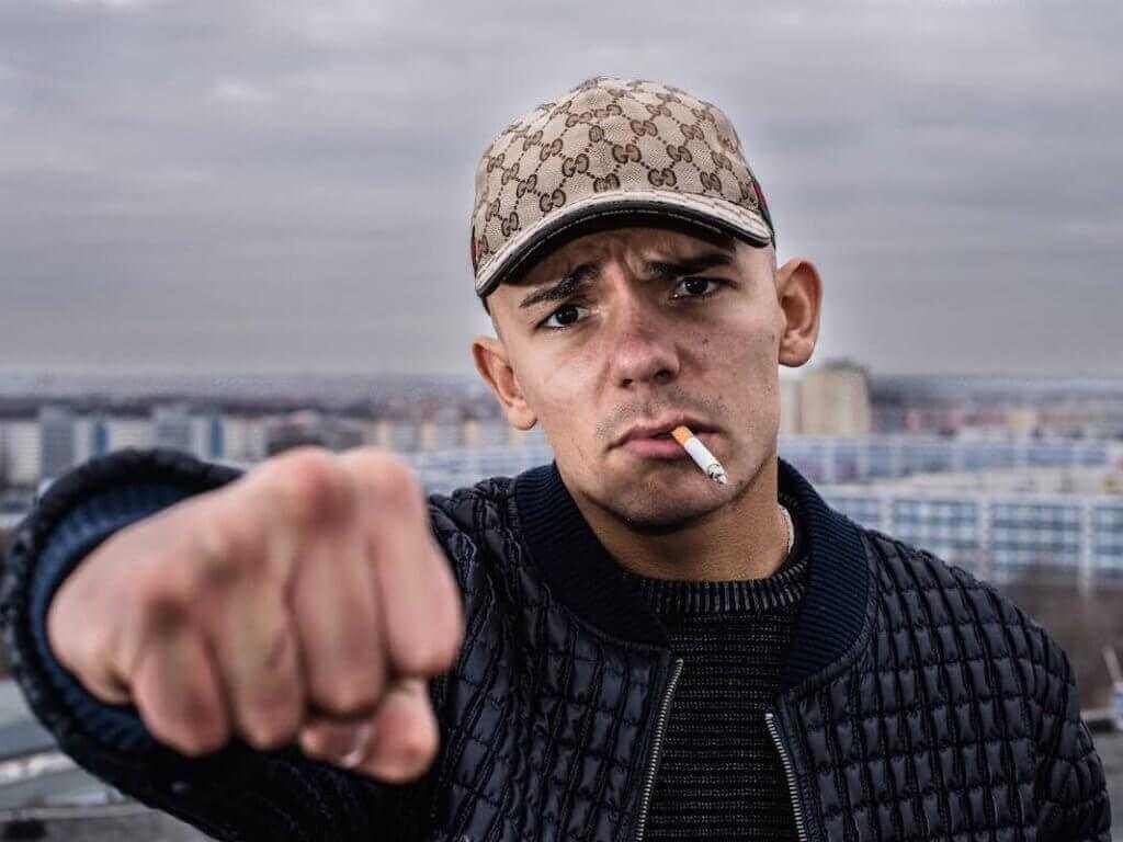 Klaas rappt mit Capital Bra | TV-Moderator Klaas filmt heimlich Capital Bra und veröffentlicht den Mitschnitt als Video: "Die Gang ist mein Team". 5CCF94C6 EB1E 40C2 BF9F 66B733116667 |