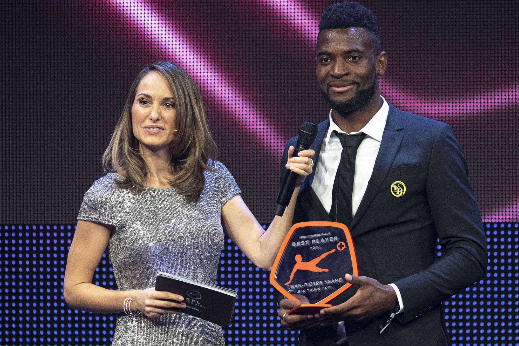 SFL Award Night: Jean-Pierre Nsamé ist der grosse Gewinner | Den wichtigsten Award das Abends räumte YB-Stürmer Jean-Pierre Nsamé ab, der zum Best Player 2019 der Super League gewählt wird. Bereits im Vorjahr triumphierte ein YB-Profi Spieler: Kevin Mbabu spielt mittlerweile in der Bundesliga. 8D94BF60 0426 4137 83B4 D0126D05C89D |