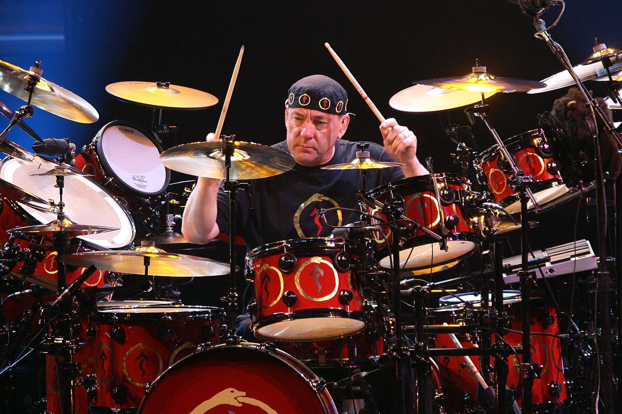 Neil Peart ist Tot | Die Schlagzeug-Legende starb für die Öffentlichkeit völlig unerwartet bereits in der vergangenen Woche. F3C12A04 B3C5 4733 901E 777466028AFD |