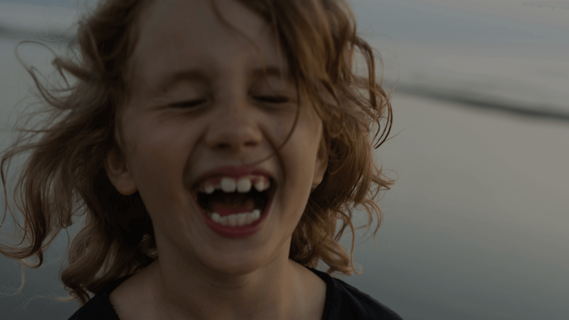Keiner da! Wie die Corona-Krise die Kinder trifft | Sie liegen derzeit zwar nicht unbedingt fiebrig im Bett, aber auch unsere Kinder sind von der Corona-Pandemie betroffen – besonders die, die in schwierigen Familienverhältnissen leben. Jetzt, da Kitas und Schulen zu sind, fühlen sich viele dieser Eltern erst recht überfordert, wenn das soziale Netzwerk fehlt. Auch an den Kindern geht die Gesundheitskrise nicht einfach so vorbei: Sie sorgen sich um ihre Großeltern oder Freunde. Und mit geschlossenen Kitas und Schulen fehlen nicht nur der normale Alltag, sondern auch wichtige Schutzräume, so Ineke Sass von der Kinderrechtsorganisation Save the Children. "Wir machen uns besonders Sorgen um Kinder, die kein sicheres Zuhause haben, die Missbrauch ausgesetzt sind, wo Alkohol, Gewalt oder Vernachlässigung im Spiel ist. Diese Kinder können den Situationen nicht mehr entfliehen, sie sind dem jetzt schutzlos ausgeliefert. Der Staat und die Länder müssen jetzt handeln, damit die Gesundheitskrise nicht langfristig zu einer Krise für die Kinder wird. Das heißt: Er muss Bildung sichern, zum Beispiel durch digitale Lehrangebote, der Kinderschutz muss in Krisenzeiten gewährleistet sein. Das heißt: Die Jugendämter müssen ihre Arbeit aufrecht erhalten oder Hilfe- und Unterstützungsleistungen für Familien dürfen nicht wegfallen." Design ohne Titel 10 |