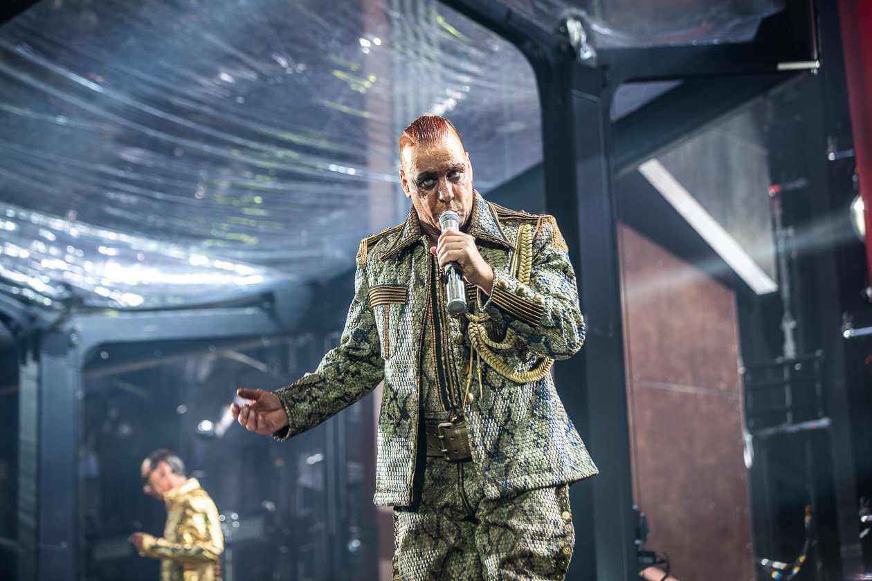 CORONAVIRUS: Rammsteins Till Lindemann auf Intensivstation | Till Lindemann sei lebensgefährlich an Covid-19 erkrankt, berichtete Bild. Rammstein dementieren die Meldung am Abend auf ihrer Facebook-Seite. gallery image 9024523816172793 |