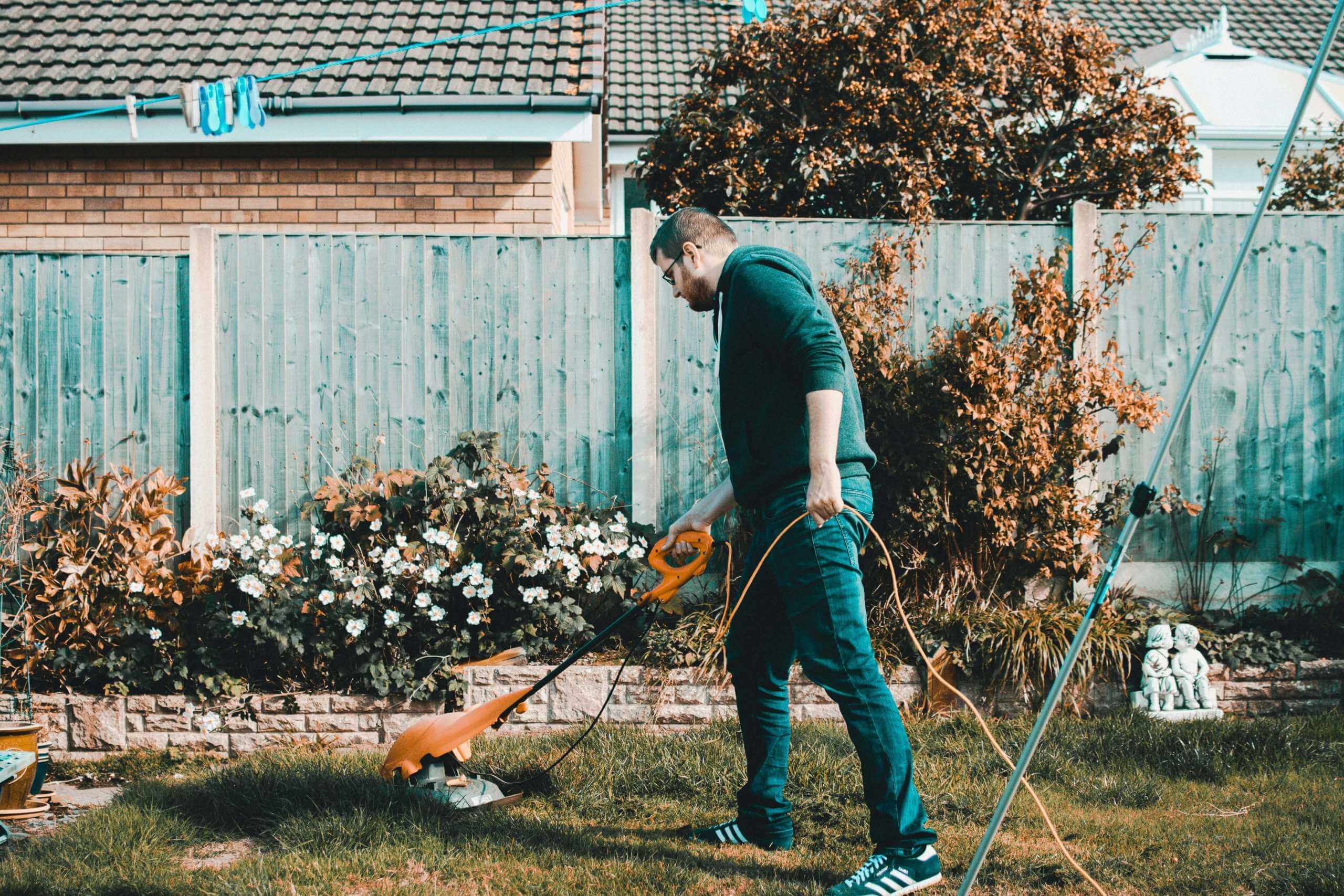 Die Gartensaison geht wieder los! Und mit ihr steigt die Unfallquote. | <p>Die Gartensaison geht wieder los! Neben umgraben und aussäen werden auch viele kleinere Renovierungsarbeiten erledigt. Kein Wunder, wenn es jetzt auch wieder vermehrt zu Unfällen kommt. Laut den Hochrechnung der BfU verletzen sich jährlich rund 550'000 Menschen zu Hause und in der Freizeit. Die meisten von ihnen zwar nur leicht. Aber fast 19'000 erleiden eine schwere Verletzung, und rund 1100 werden nach dem Unfall invalid. Mehr als 1700 Personen sterben sogar an den Folgen von Unfällen zu Hause und in der Freizeit das sind mehr als fünfmal so viele wie im Strassenverkehr.
Sind wir müde oder abgelenkt, arbeiten wir unkonzentrierter und schnell ist es passiert: die Hand verstaucht, das Bein gebrochen. Die häufigsten Unfallursachen zu Hause gehen auf Hinfallen oder Stürze zurück, so Thomas Oeinck von einer Unfallversicherung. Alleine im vergangenen Jahr wurden uns insgesamt mehr als 25.000 solcher Unfälle gemeldet. Sehr oft passiert das zum Beispiel im Garten. Der Klassiker ist die Leiter, die keinen festen Stand hatte. Daher ist es ratsam, nach Möglichkeit zu zweit zu arbeiten. So kann die andere Person beispielsweise die Leiter festhalten oder im Notfall Hilfe holen. Zögern Sie aber nicht, den Notruf zu wählen. Wenn es zum Beispiel um Schnittwunden geht, müssen eventuell Nerven wieder zusammengenäht werden und hier zählt jede Minute, die den Unterschied macht, ob Sie den Finger oder die Hand hinterher wieder richtig bewegen können. Beim Werkeln an Haus und Hof also besonders aufmerksam sein, sich Unterstützung holen und anstelle des Krankenhausbetts lieber die Liege im Garten hüten.</p> FE0D840C 3BBD 44C7 A08B 3F8CB1D05D8D scaled |