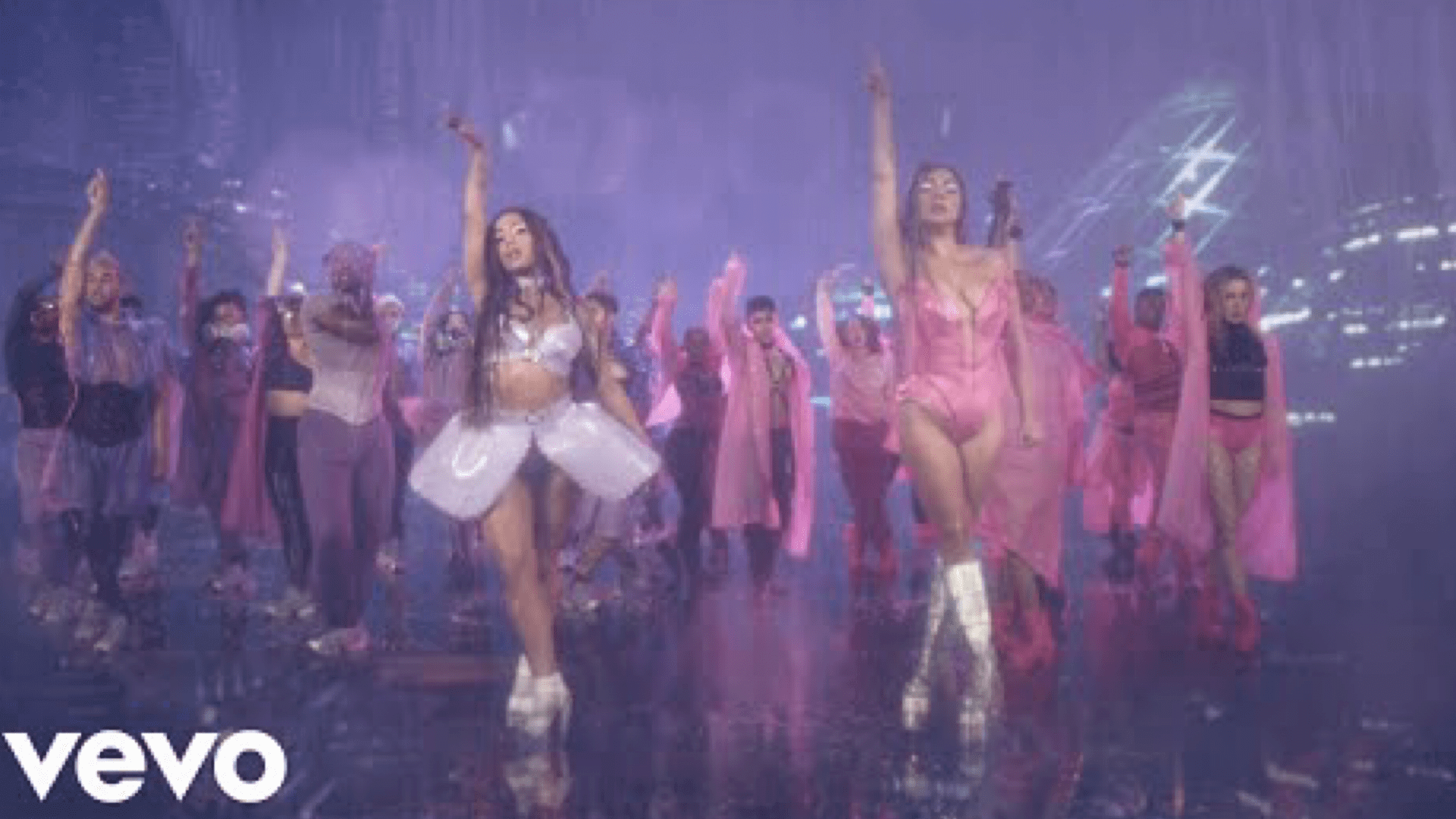 "RAIN ON ME": Gaga & Grande lassen es Wein regnen | In ihrer Single ertränken die Sängerinnen ihre Sorgen in Alkohol. Ariana hat genug davon: Sie kassiert Vorwürfe von 6ix9ine und Lana Del Rey. E7444DF3 F6D3 4EC2 8AA8 606C7356B891 |