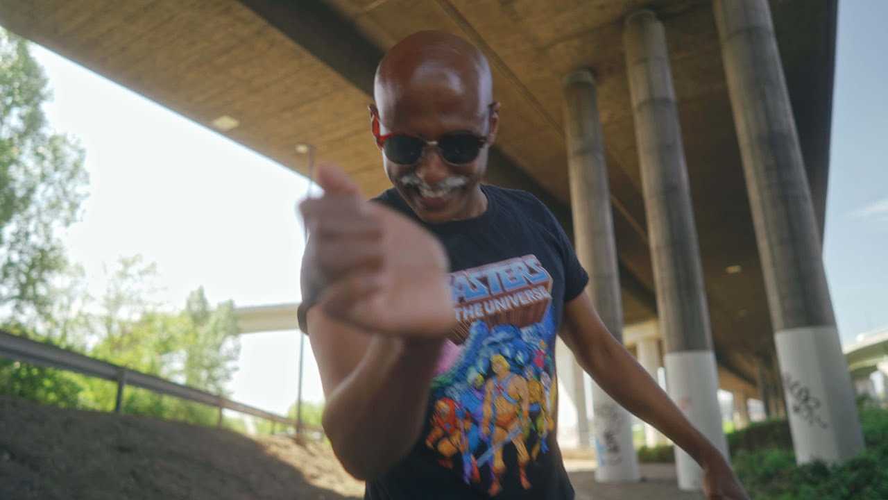 TEDDY TECLEBRHAN: Der neue Song "Deutschland isch stabil" | Der neue Teddy-Song ist zwar nicht besonders lustig, aber erfolgreich. Der Deutsche Comedian stellt mal wieder seine Musikalität und sein Gespür für Hits unter Beweis. |