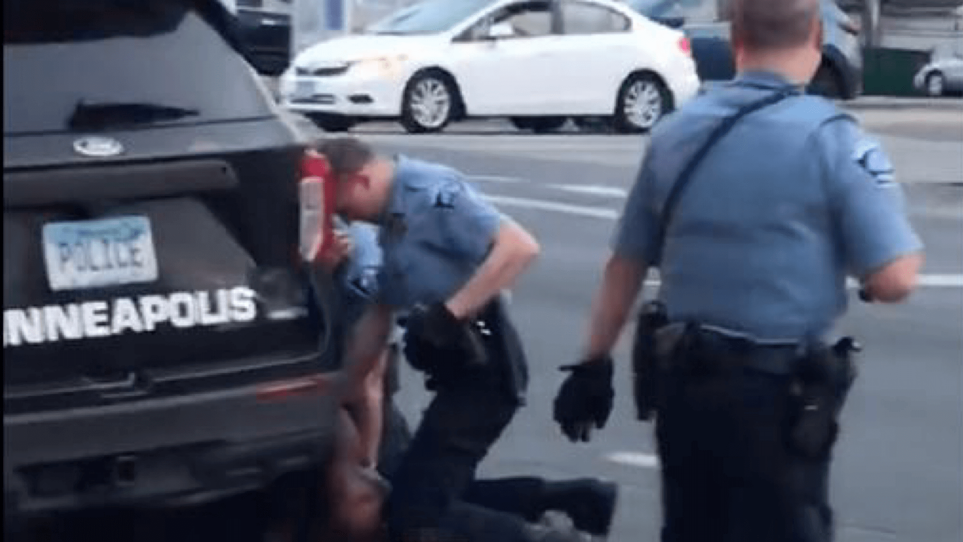 POLIZEIGEWALT: Musiker protestieren für George Floyd | Nachdem George Floyd bei seiner Festnahme starb, gehen Menschen überall in den USA auf die Straßen. Auch deutsche Rapper zeigen Anteilnahme. 0B62D608 F9A1 422E 83E9 32444ED032CC |