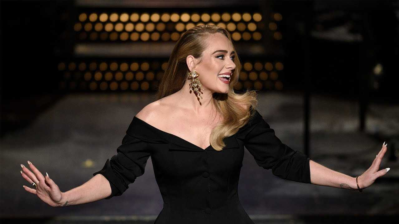 Adele: Live-Comeback im US-Fernsehen | Die Sängerin moderierte "Saturday Night Live" und performte dort zum ersten Mal seit Jahren wieder live. |