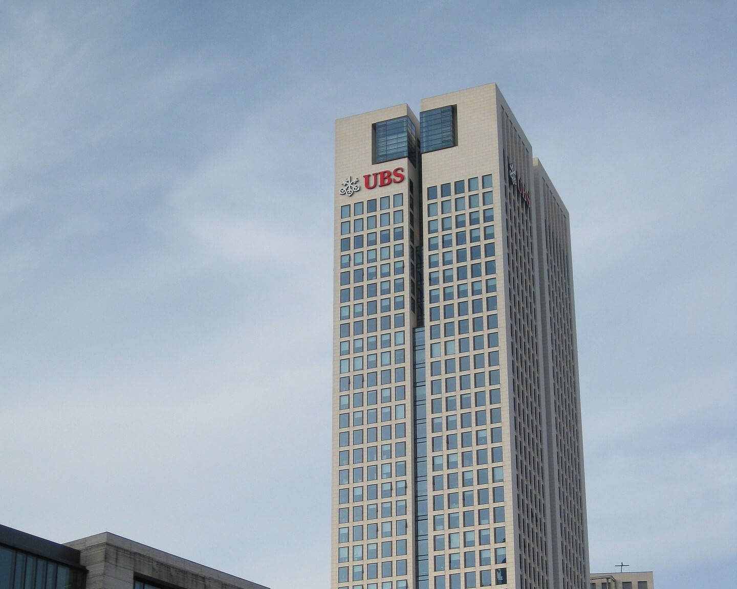 UBS schliesst Filialen und stösst auf unverständniss | (glb) Der Schweizerische Bankpersonalverband (SBPV) kritisiert in einer Mitteilung die Entscheidung der UBS, einen Fünftel der Filialen im ersten Quartal 2021 zu schliessen. Angesichts der aktuellen zweiten Welle der Corona-Pandemie und eines möglichen zweiten Lockdowns ist es ungünstig für die Mitarbeiter der betroffenen Banken. Diese führt zu einer grossen Unsicherheit, allen voran für die Mitarbeitenden, aber auch für den Finanzplatz und hat Konsequenzen für die Gesamtwirtschaft. UBS plant Schliessung jeder fünften Filiale