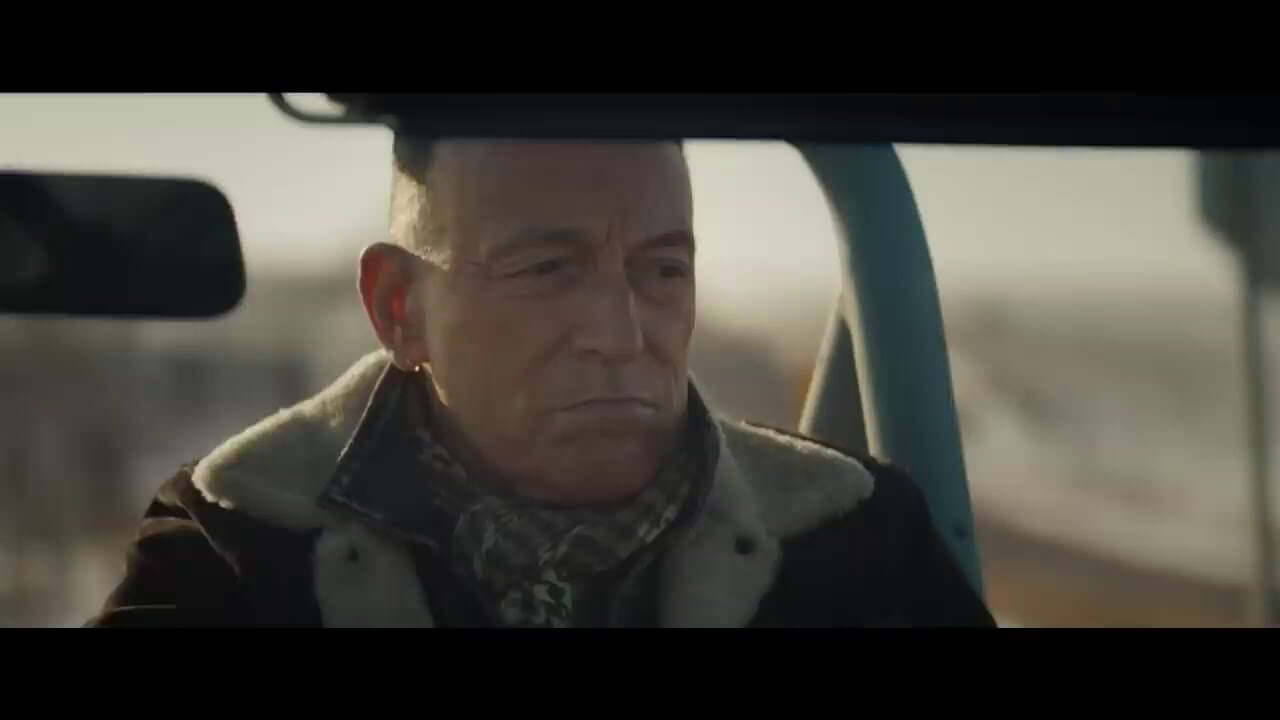 Jeep legt Super Bowl-Spot von Bruce Springsteen auf Eis | Weil der Rockstar wegen Alkohol am Steuer angeklagt wird, zieht der Autohersteller ein Commercial zurück. Jeep legt Super Bowl-Spot von Bruce Springsteen auf Eis
