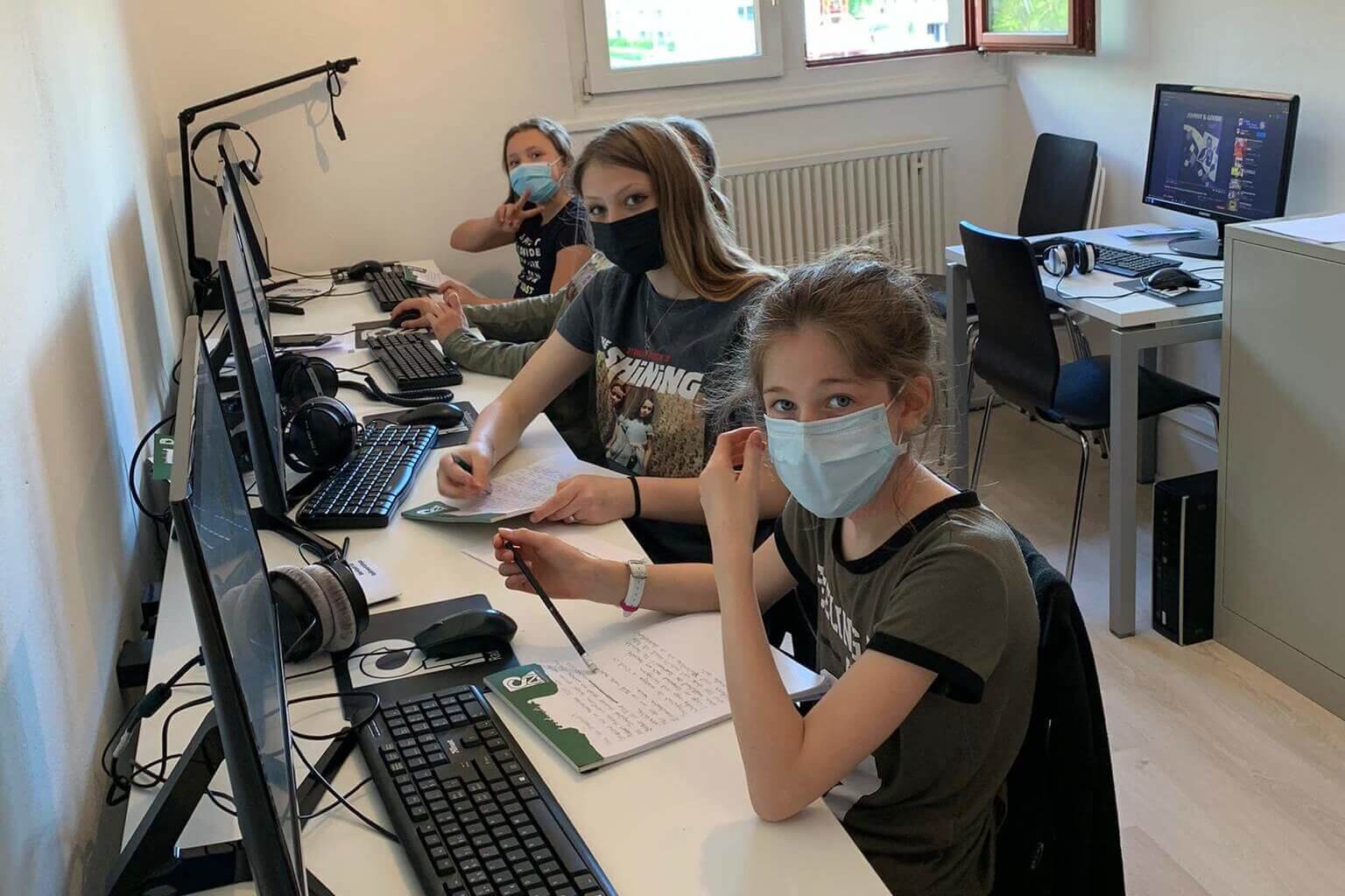 Das war der Zukunftstag 2021 | Am Donnerstag 11.11.2021 durften 11 Kinder und Jugendliche bei uns den Zukunftstag verbringen. Diese haben viel Recherchiert, neues herausgefunden und viele Texte geschrieben. Herausgekommen sind tolle Radiobeiträge die du dir weiter unten Anhören kannst. Die Kinder und Jugendlichen durften einzeln oder zu zweit einen Radiobeitrag aufnehmen, über ein Thema welches wir vorschlugen oder durften eines Frei wählen. cropped Radioweek |