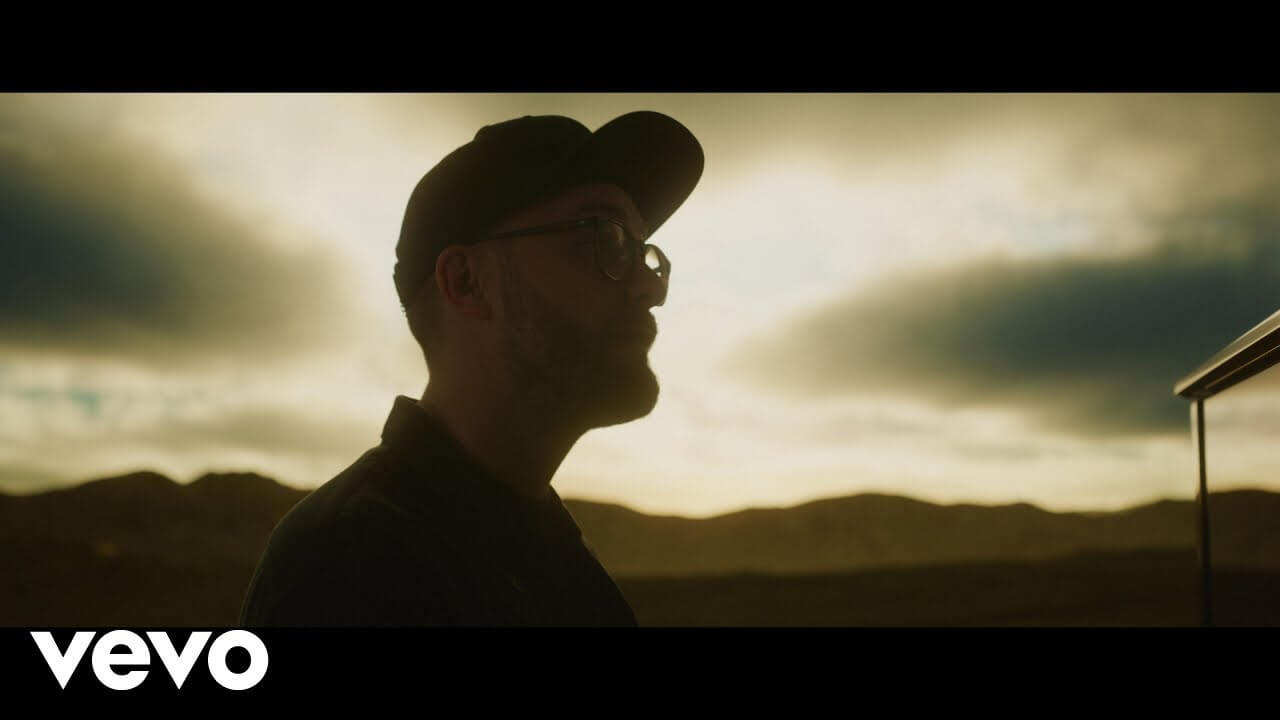 MARK FORSTER: "Musketiere" können jetzt fliegen | Im Musikvideo zu seiner neuen Single "Musketiere" schwebt Mark Forster durch die Luft. Die Botschaft dahinter ist sogar ganz süß, die Musik jedoch langweilig wie eh und je. D1A476D6 D940 4FE2 92A8 6CA5A98133CC |