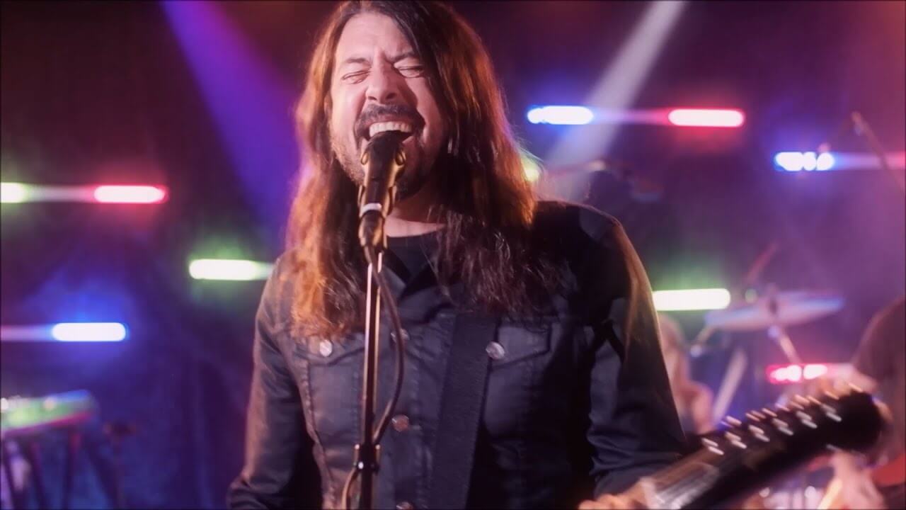 NIGHT FEVER 3.0: Foo Fighters covern The Bee Gees | Als The Dee Gees nehmen sich Dave Grohl und Co. "You Should Be Dancing" vor. Am Record Store Day folgt das Album "Hail Satin". maxresdefault 1 |