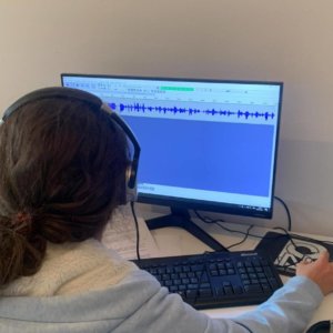 Ferienpass 2021 | Diese Woche startet für Radio Summernight die Ferienpasswoche, insgesamt 40 Kinder und Jugendliche schauen jeweils ein Tag bei uns vorbei. Sie Recherchieren, Berichten und Senden Live aus dem Studio. Design ohne Titel (1)