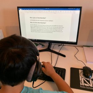 Ferienpass 2021 | Diese Woche startet für Radio Summernight die Ferienpasswoche, insgesamt 40 Kinder und Jugendliche schauen jeweils ein Tag bei uns vorbei. Sie Recherchieren, Berichten und Senden Live aus dem Studio. Ferienpass 1