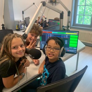 Ferienpass 2021 | Diese Woche startet für Radio Summernight die Ferienpasswoche, insgesamt 40 Kinder und Jugendliche schauen jeweils ein Tag bei uns vorbei. Sie Recherchieren, Berichten und Senden Live aus dem Studio. Ferienpass 3