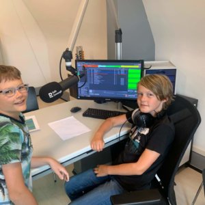 Ferienpass 2021 | Diese Woche startet für Radio Summernight die Ferienpasswoche, insgesamt 40 Kinder und Jugendliche schauen jeweils ein Tag bei uns vorbei. Sie Recherchieren, Berichten und Senden Live aus dem Studio. Ferienpass 4