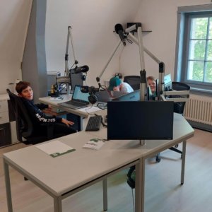 Ferienpass 2021 | Diese Woche startet für Radio Summernight die Ferienpasswoche, insgesamt 40 Kinder und Jugendliche schauen jeweils ein Tag bei uns vorbei. Sie Recherchieren, Berichten und Senden Live aus dem Studio. Ferienpass 6