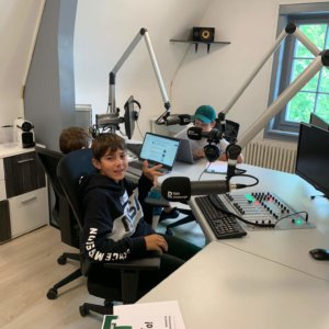 Ferienpass 2021 | Diese Woche startet für Radio Summernight die Ferienpasswoche, insgesamt 40 Kinder und Jugendliche schauen jeweils ein Tag bei uns vorbei. Sie Recherchieren, Berichten und Senden Live aus dem Studio. Ferienpass 8