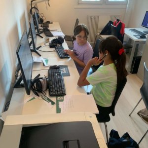Ferienpass 2021 | Diese Woche startet für Radio Summernight die Ferienpasswoche, insgesamt 40 Kinder und Jugendliche schauen jeweils ein Tag bei uns vorbei. Sie Recherchieren, Berichten und Senden Live aus dem Studio. Ferienpass 9