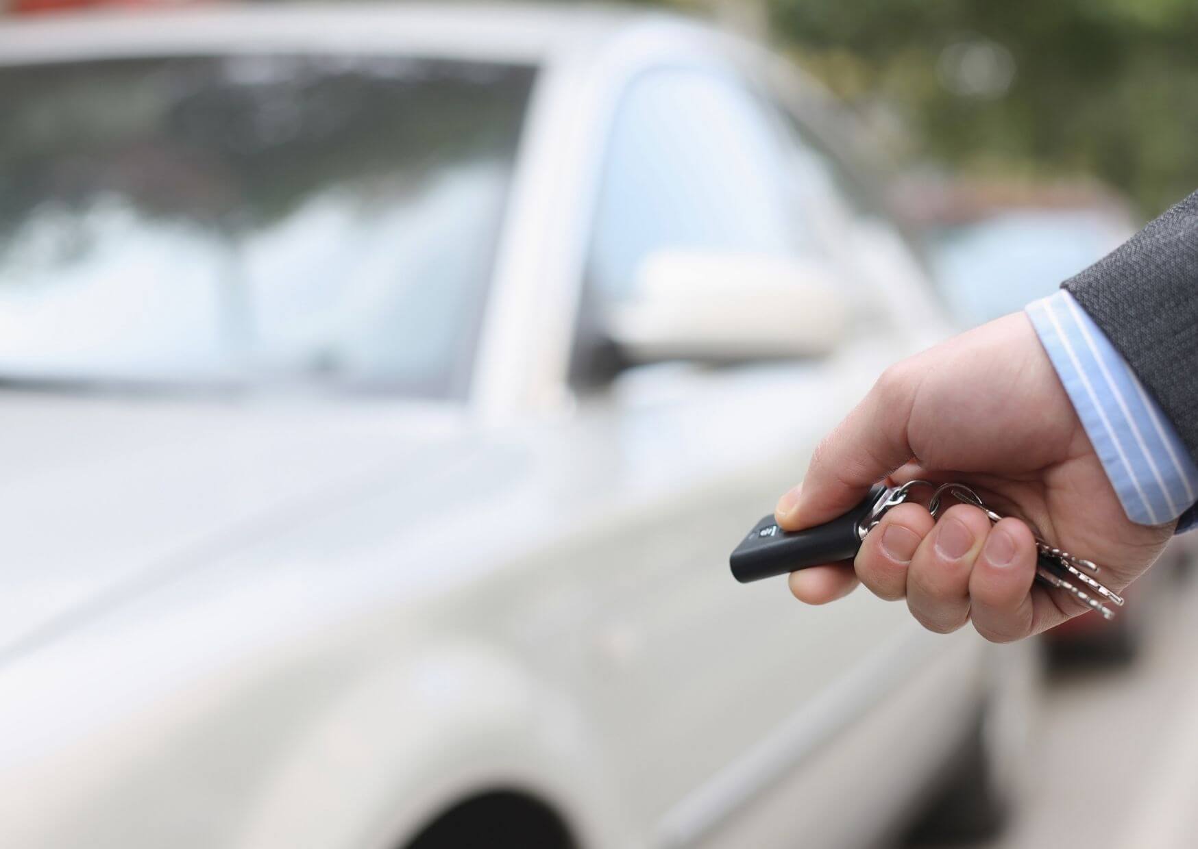 Auf Hochglanz poliert - Pflegetipps für gebrauchte Pkw | Gebrauchte Autos sind derzeit gefragt wie noch nie. Das zeigt sich auch an den steigenden Preisen: Gut 27.100 CHF legen Autokäufer im Durchschnitt aktuell für einen gebrauchten Pkw auf den Tisch.* Was Besitzer machen können, damit sie lange Freude an ihrem „Gebrauchten“ haben, darüber hat sich unsere Newsredaktion informiert. Design ohne Titel 10 |