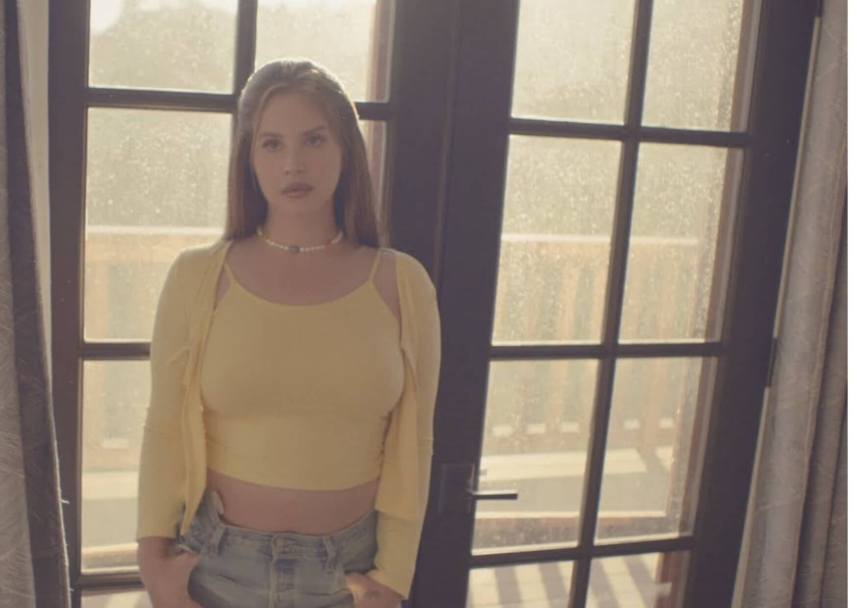 LANA DEL REY LÖSCHT SOCIAL-MEDIA-ACCOUNTS | Dass Lana Del Rey mit Social-Media-Postings in der Vergangenheit schon so ihre Probleme hatte, ist bekannt. Am Samstag Abend verkündete sie eher überraschend auf Instagram, dass sie sämtliche ihrer Accounts abschalte - neben Instagram auch Twitter und Facebook. Der Grund: "Einfach weil ich so viele Interessen und andere Tätigkeiten habe, die Intimsphäre und Transparenz erfordern." Das Video lud sie am 11. September hoch und erklärte außerdem, dass sie den 20. Jahrestags der schrecklichen Tragödie erinnere, in dem sie an einem neuen Coveralbum arbeite. Zuvor erscheint am 22. Oktober aber erst einmal Lana Del Reys neues Studioalbum "Blue Banisters". Für Neuigkeiten zur Künstlerin muss man seit gestern auf ihre offizielle Homepage surfen. Design ohne Titel 8 |