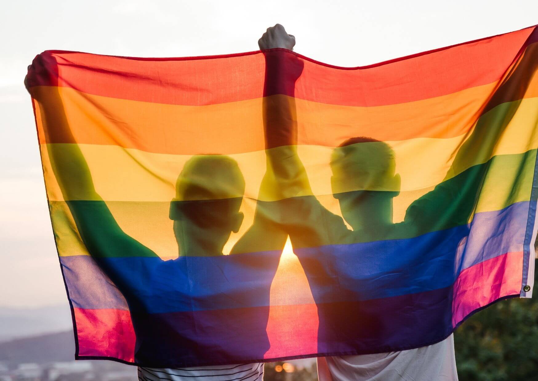Coming-out im Jahr 2021: Wozu soll das gut sein? | Es gibt eigentlich keinen Grund, 2021 sich zu "outen“, oder? Das hört man in vielen Gesprächen über öffentliche Coming-out. „Jeder kann machen, was er will – niemand ist heute benachteiligt.“ Aber ist das wirklich so? Design ohne Titel 14 |