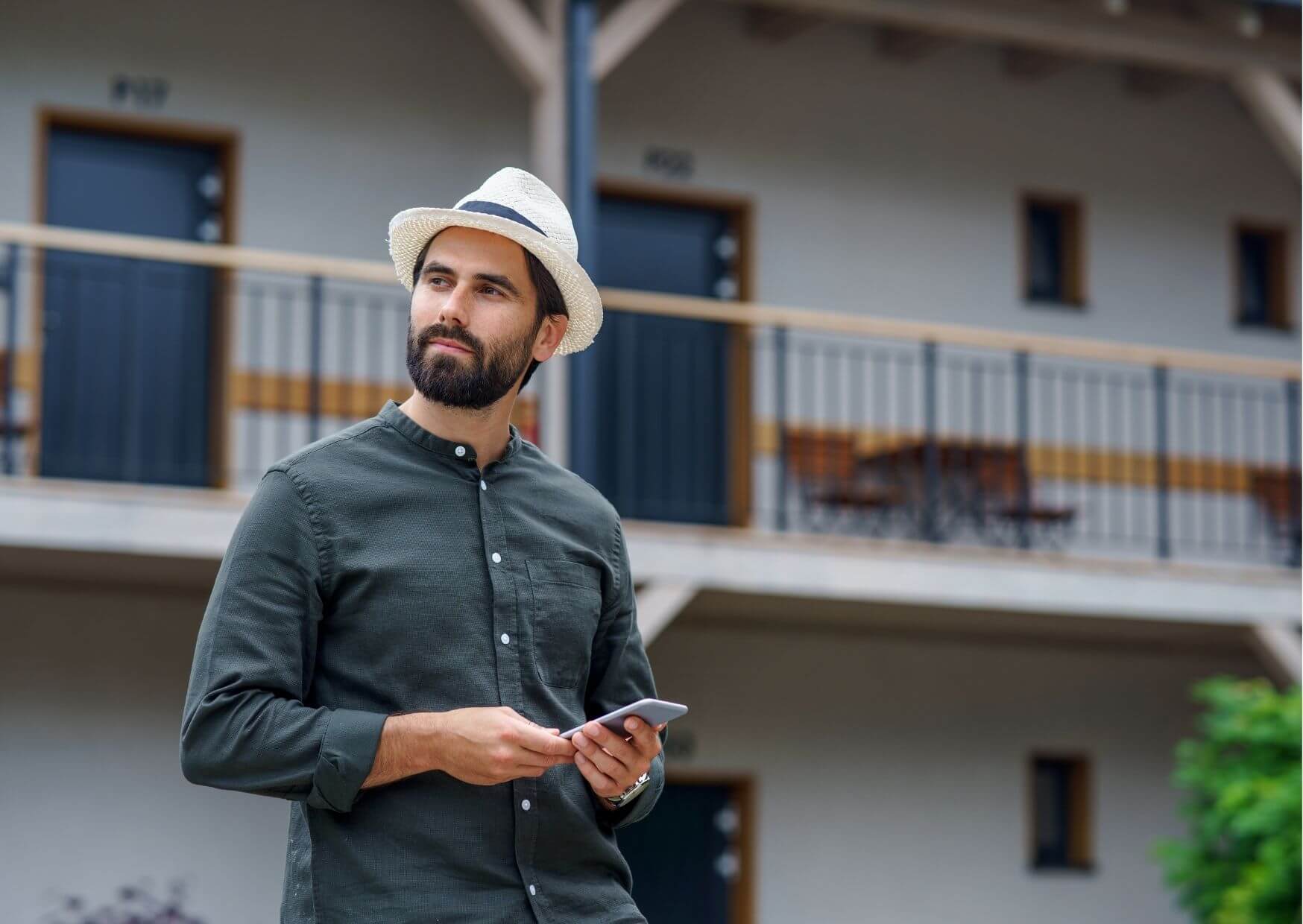 Sicherheit to go Unterwegs im Netz surfen | Wir sind immer online, jeden Tag. Egal ob wir mit Freunden chatten, Filme und Serien streamen, oder das Aktuellste in den sozialen Netzwerken entdecken. Nicht nur bei uns zu Hause, sondern auch unterwegs. Da sind öffentliche Netzwerke sehr verlockend. Doch welche Gefahren dahinterstecken können, darüber hat sich unsere Redaktion informiert und sich für uns schlau gemacht. Design ohne Titel 18 |