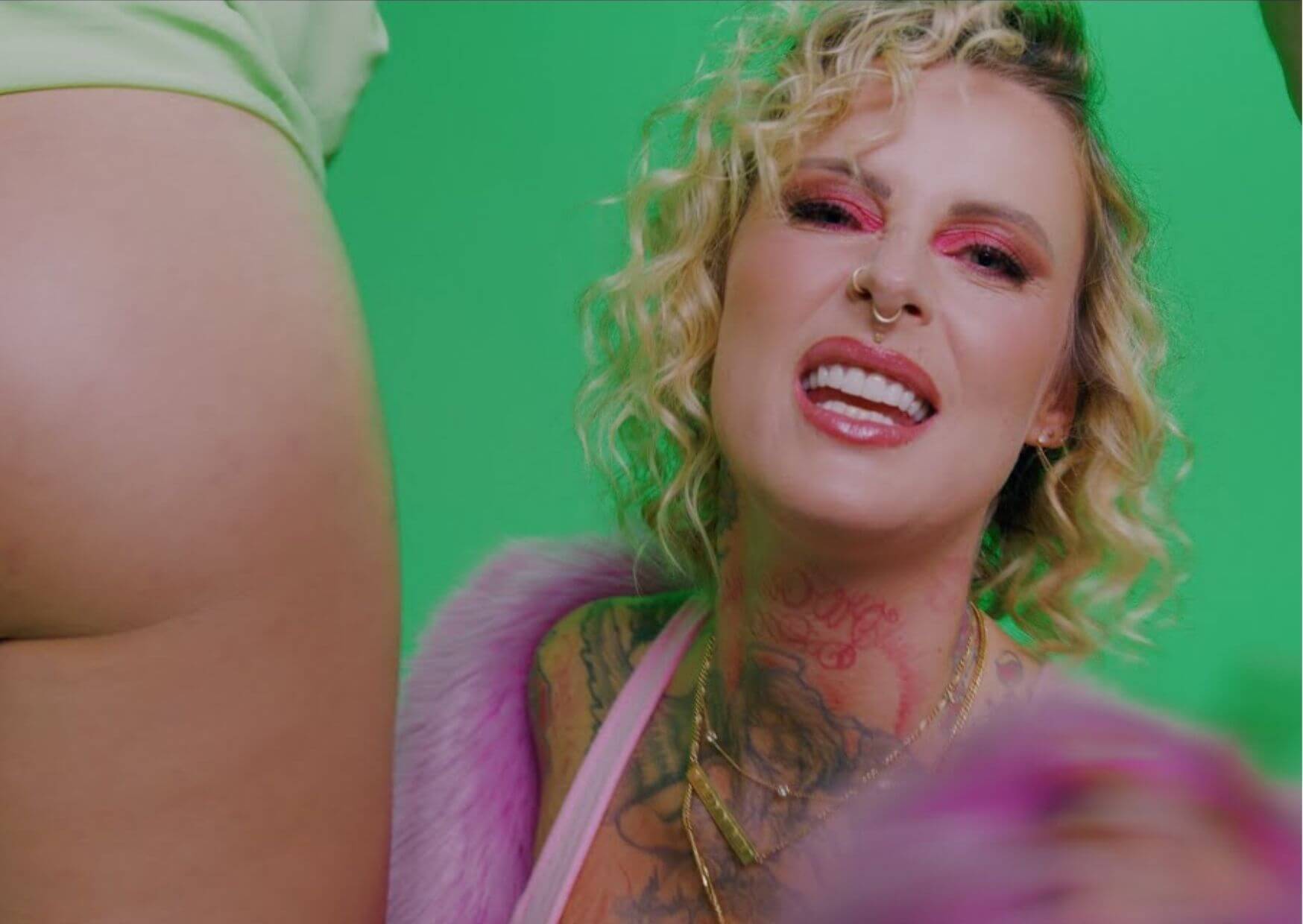 YAENNIVER: "Ich Ficke Jeden" | Mit der dritten Single ihres neuen Albums "Nackt" spricht Yaenniver sich für freie Liebe und die Entfaltung der eigenen Sexualität aus. Design ohne Titel 20 |