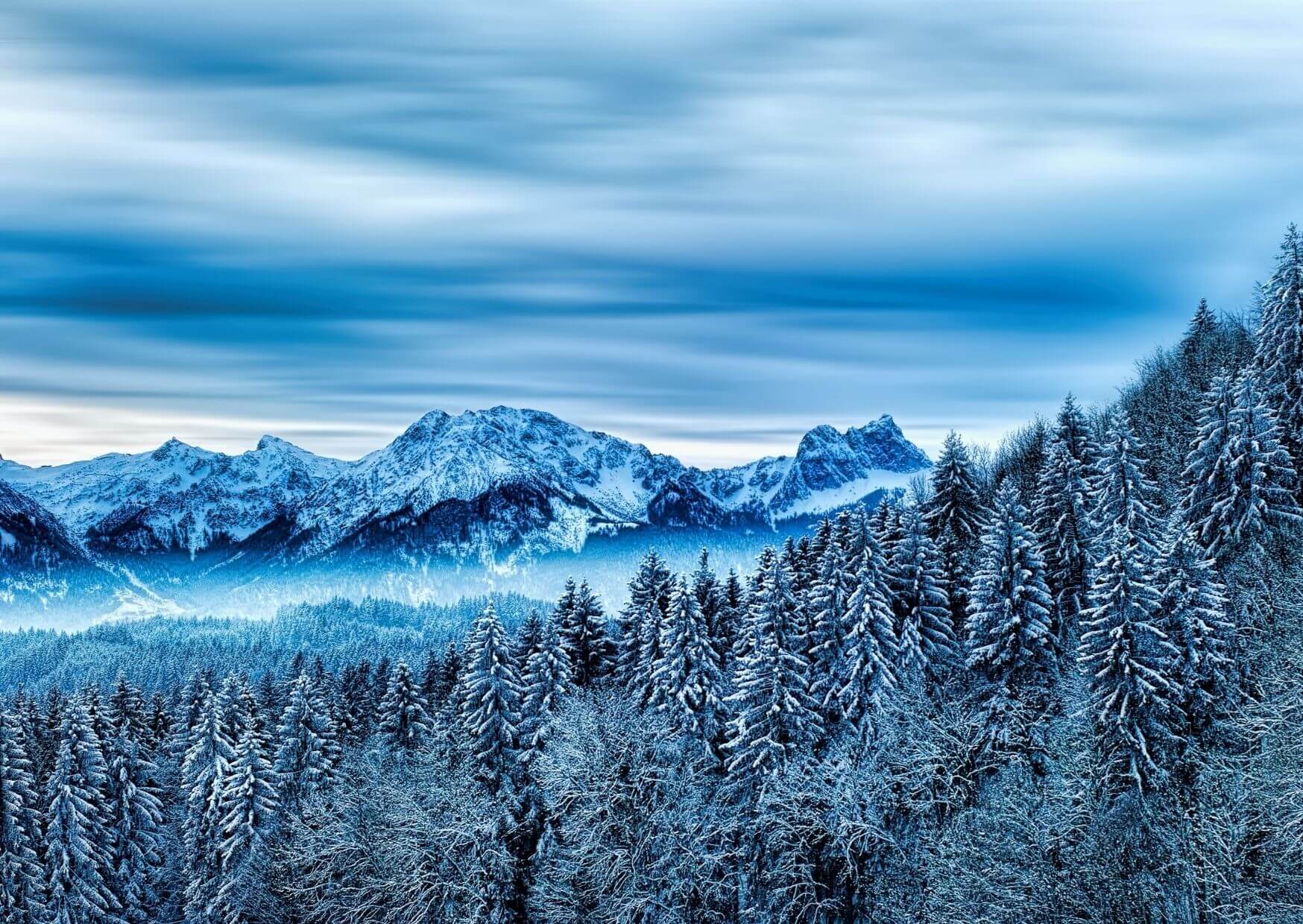 Winterwandern Perspektivwechsel in der kalten Jahreszeit | Großstädter kennen ihn meist nur grau, vermatscht und kurzweilig. Dabei gehört eine weiß-glitzernd bedeckte Landschaft zu den schönsten Seiten des Winters. Liegt Schnee, kehrt in der Natur Ruhe ein. Genau deswegen zieht es viele Menschen zum den Winterferien in die Berge. Was den Reiz von einem winterlichen Urlaub ganz ohne Menschentrubel ausmacht, darüber hat sich unsere Redaktion für dich informiert. Design ohne Titel 21 |