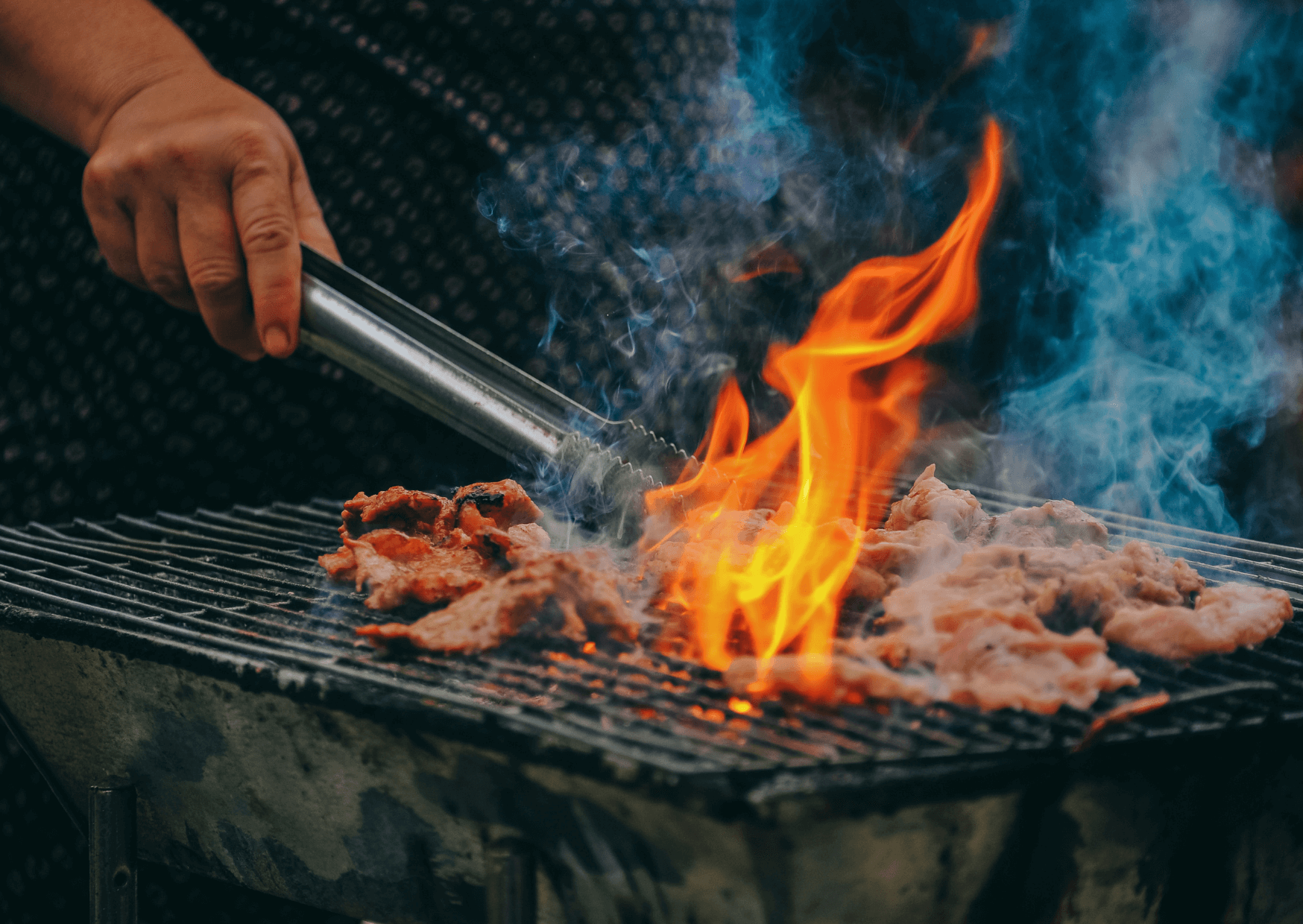 PETAs Beef mit Grillmeister Siggi | Sido bewirbt derweil mußmatlich weniger fragwürdige Dinge und bekommt dafür trotzdem von der PETA eins auf die Zwölf. In Kooperation mit dem Fleisch- und Feinkosthändler Kreutzers bringt der Rapper seine eigene Auswahl an Grillprodukten auf den Markt, was die Tierrechtsorganisation als unverantwortlich anprangert. 2842FE43 F5DC 4B3B 8517 A50ADB1C40C3 |