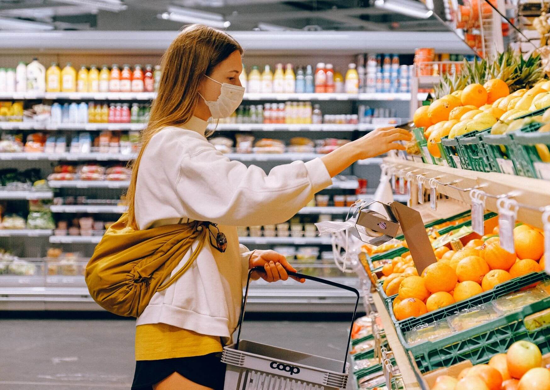 Nachhaltigere Ernährung im Alltag - | Auch machen Bio-Produkte einen Unterschied und es gibt noch viele weitere Siegel für nachhaltigere Produkte, die Orientierung Bieten für den Kunden, sodass am Ende des Tages man auch ausgewogene Ernährung und nachhaltige Ernährung verbinden kann. Nachhaltigkeit ist auch bei Lebensmitteln ein großes Thema, da zählt jede einzelne Kaufentscheidung. Design ohne Titel 26 |
