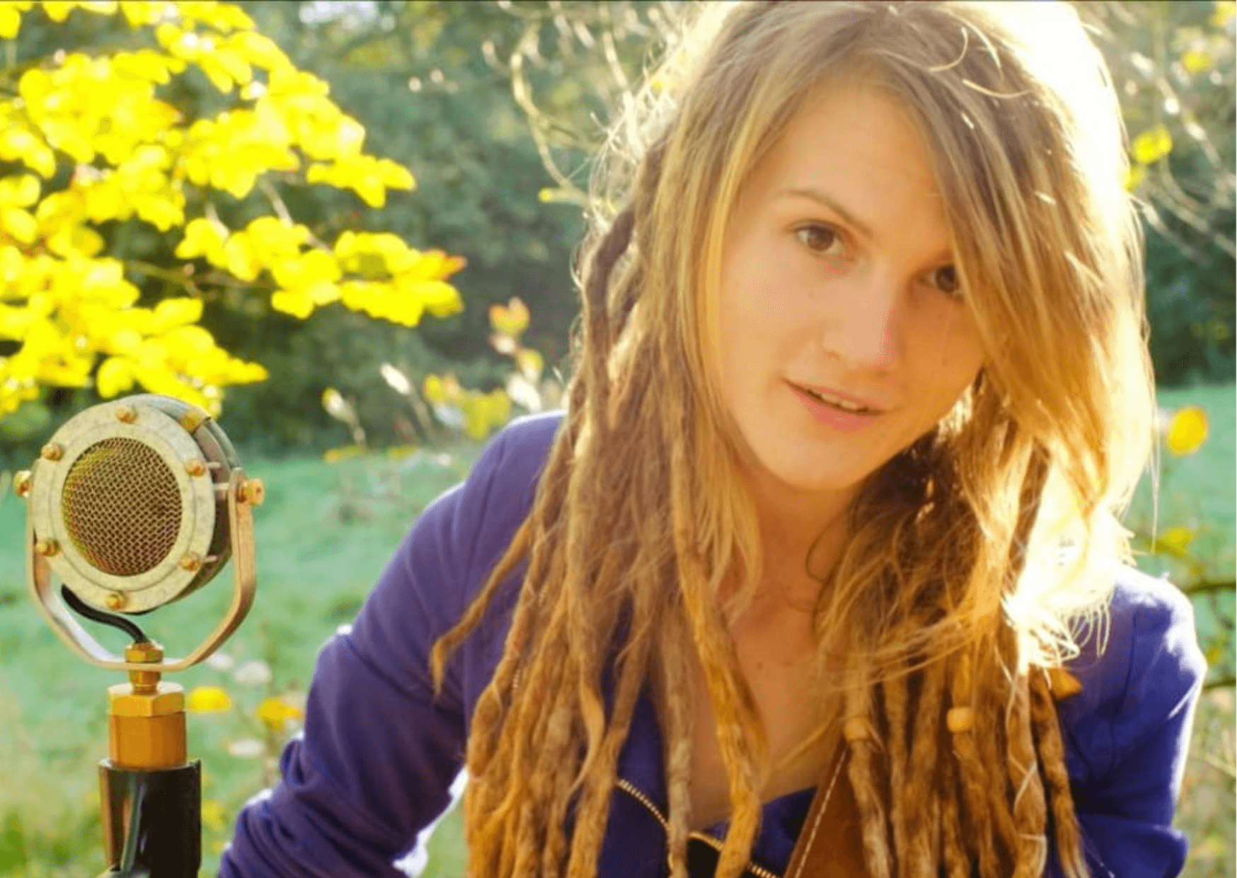 FRIDAYS FOR FUTURE: Weiße dürfen keine Dreadlocks tragen? | In einer Instagram-Direktnachricht, die Maltzahn veröffentlichte, begründeten sie die Ausladung. Man setze bei dem Streik auf ein "antikolonialistisches und antirassistisches Narrativ". "Dreadlocks bei weißen Menschen sind eine Form der kulturellen Aneignung, da sie mit der Identität von Schwarzen Menschen und es in den Zeiten der Sklaverei von weißen Menschen als ein Zeichen der Unterdrückung genutzt wurde." Weiße Menschen dürften deshalb keine Dreadlocks tragen. 8C51E09D 2107 4937 8B95 562CD2D5A874 |