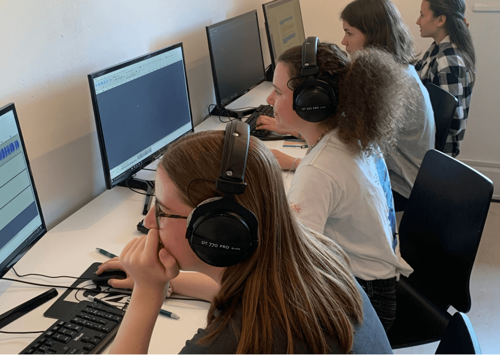 Mitmachen statt zuschauen: YouNews 2022 | Diese Woche ist die Jugendmedienwoche, YouNews hat zum Ziel, den Jugendlichen das Verständnis von Journalismus näher zu bringen und aufzuzeigen, wie Medienhäuser in den kritischen Zeiten von Fake-News, Instagram-Stories und anderen Einflüssen zur Meinungsbildung in unserer Demokratie beitragen. Radio Summernight hat im Ramen der YouNews acht Jugendliche eingeladen, die Beiträge dazu gibt es weiter unten im Artikel. Die nächsten Zeilen wurden von den Jugendlichen selbst geschrieben. F427D6D4 86FE 421C A65B 80DE7A4A7184 |