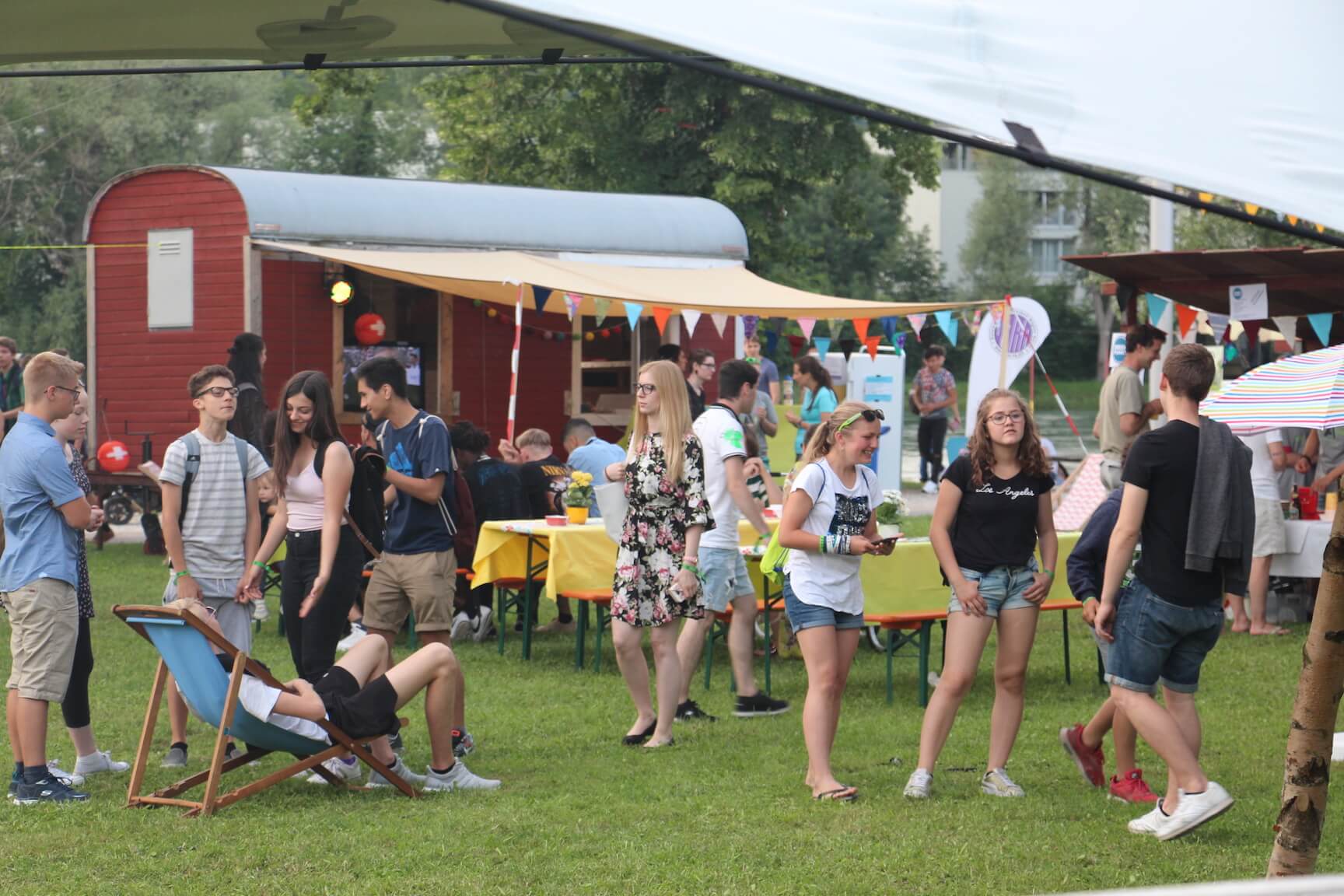 Jugendfestival Variaktion 2022 | Das Variaktion ist bereits wieder vorbei, in unseren Köpfen bleiben die Erinnerungen an das Gelungene und wunderschöne Festival direkt an der Aare. Mit Acts wie Naomi Lareine, Cachita und Sensu waren unter anderem Schweizer Newcomer*innen dabei. Das Festival wollte den Jugendlichen die Schweizer Musikszene näherbringen. Mit dabei waren Acts die bei den Jungen hoch im Kurs stehen und für das Festival doch bezahlbar waren. Denn das Festival war komplett gratis, auch gratis ist unser Podcast Angebot mit den Interviews und eindrücken vom Festival. variaktion 2 1 |