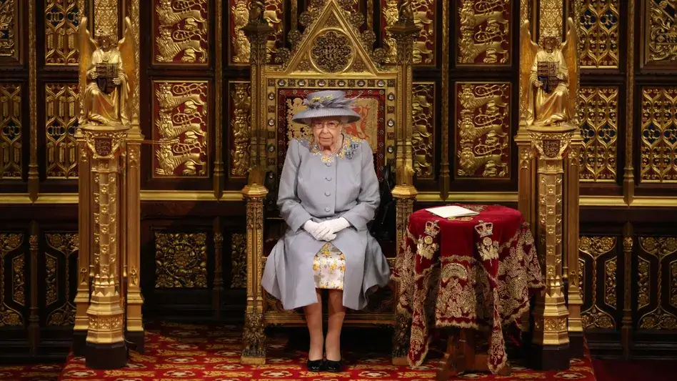 The Queen | Die britische Königin Elizabeth II. ist tot. Sie starb am 8.9.2022 im Alter von 96 Jahren auf ihrem Landsitz Schloss Balmoral in Schottland, wie der Palast mitteilte. Ihr Sohn Charles ist nun König. 4c8602a7 14a9 4431 bc8c |