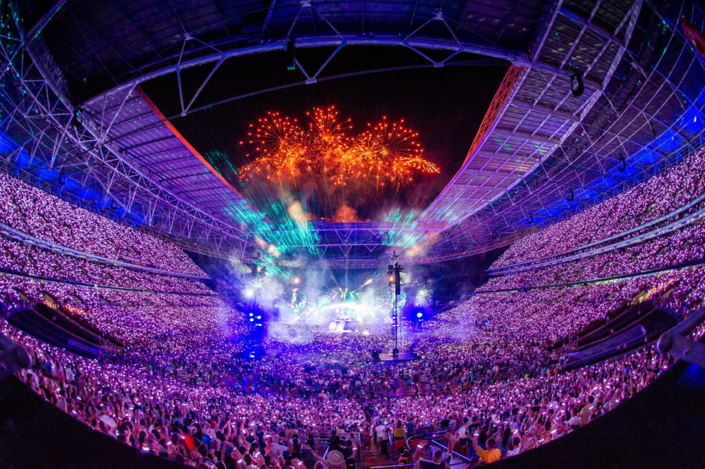 Zwei ausverkaufte Letzigrund Stadien für Coldplay! | Die britische Band Coldplay kommt am 01. Juli nach Zürich und spielt anlässlich der Welt Tour Music oft the Spheres im ausverkauften Letzigrund Stadion. Aufgrund der hohen Nachfrage kündigte Coldplay ein zusätzliches Konzert in Zürich an. Es findet am Folgetag (02. Juli) statt und war nach kurzer Zeit ebenfalls ausverkauft. Coldplay_Wembley_Hi-Res_Credit_Robert_Mallows