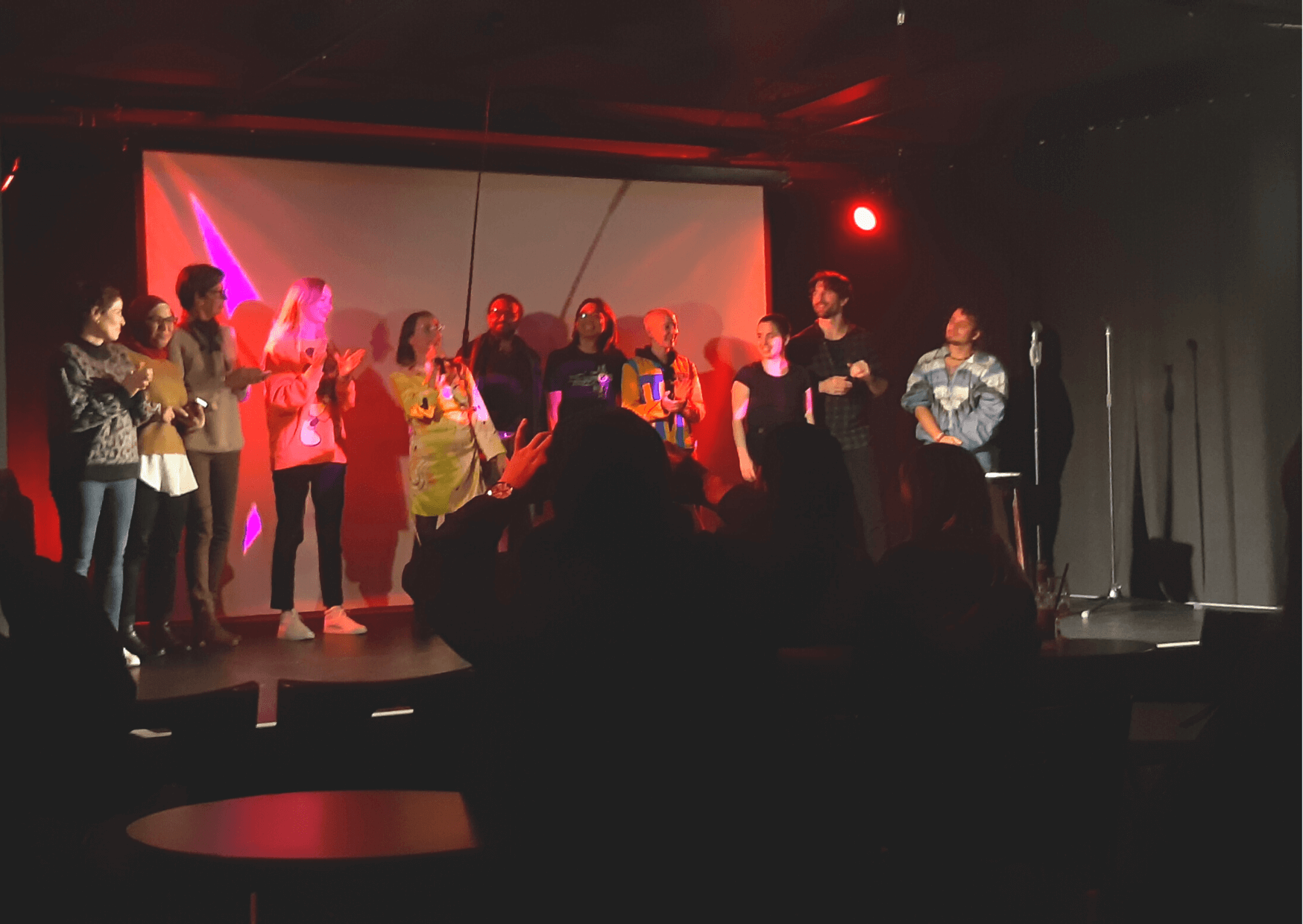 We stand Up | Stand-Up Comedyshows sind einfach klasse. Einen ganzen Abend mit Lacher und Tränen. Dies erlangte auch die Comedy Show «We stand Up». In der Comedy Show «We stand Up» geht es hauptsächlich um Geschichten über Migranten und Geflüchtete aus der Schweiz, die uns auf humorvoller Weiße erzählt werden. Kopie von Artikel Bild radiosummernight.ch 1 4 |