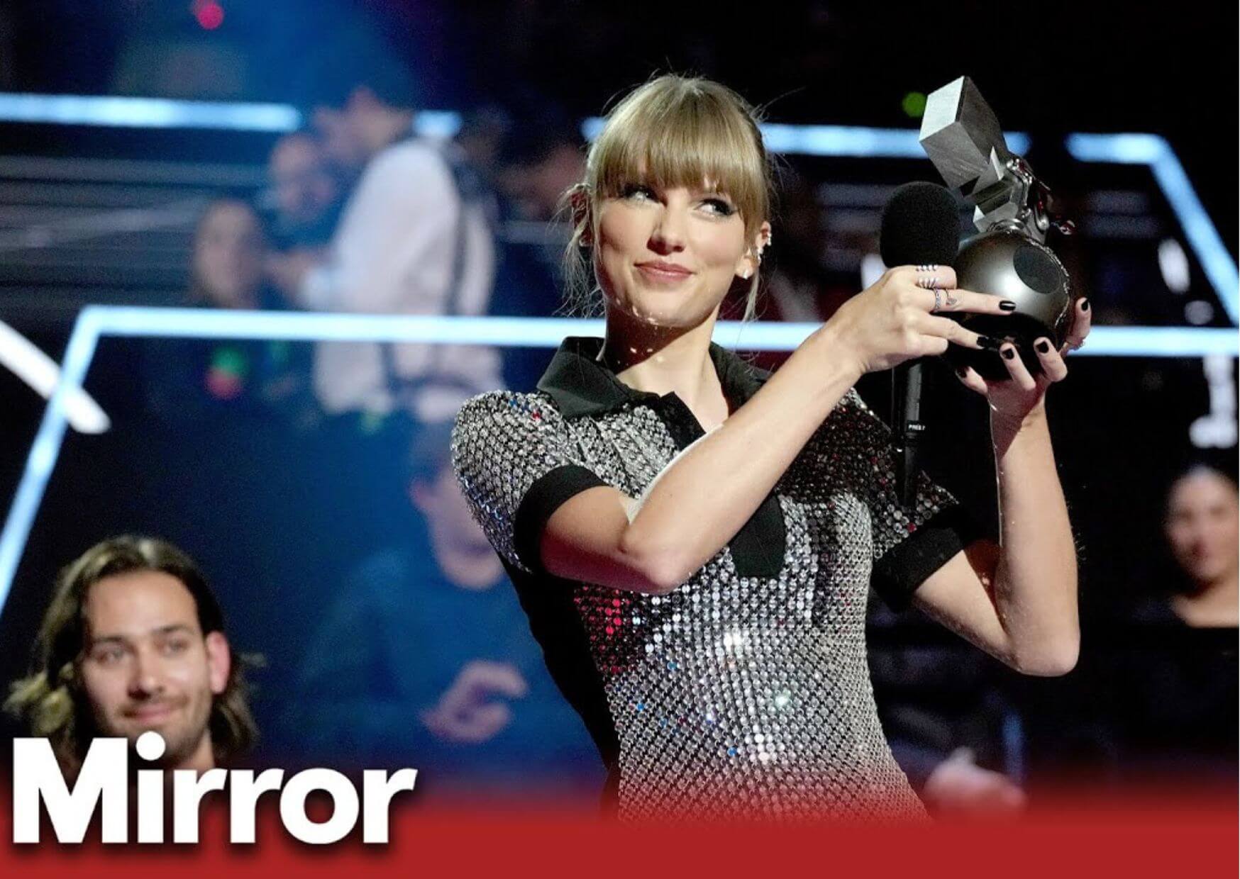 MTV EUROPE MUSIC AWARDS: Taylor Swift vierfach geehrt | Zum zweiten Mal in Folge freut sich Badmómzjay über eine Ehrung bei der Verleihung in Düsseldorf. Der vielfach nominierte Harry Styles bekam auch nur einen Award, das toppte sogar David Guetta. Kopie von Artikel Bild radiosummernight.ch 1 |
